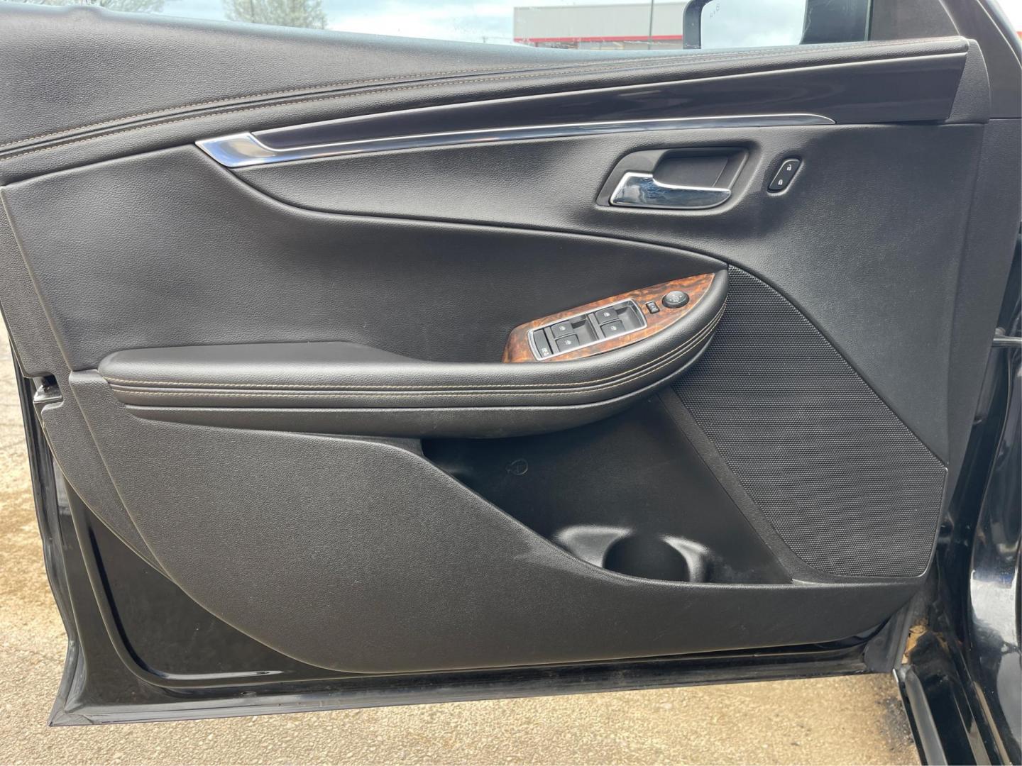 2014 Black Chevrolet Impala 2LT (2G1125S32E9) with an 3.6L V6 DOHC 24VV FFV engine, 6-Speed Automatic transmission, located at 1099 N County Rd 25A , Troy, OH, 45373, (937) 908-9800, 40.057079, -84.212883 - 2014 Chevrolet Impala 2LT - Photo#18