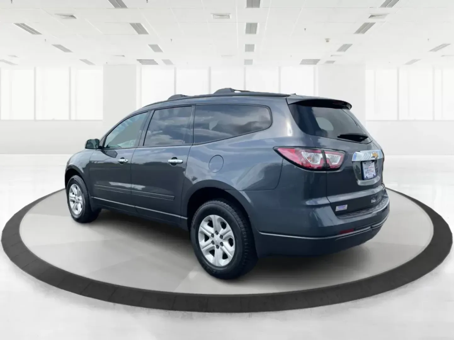 2014 Cyber Gray Metallic Chevrolet Traverse LS FWD w/PDC (1GNKRFED9EJ) with an 3.6L V6 DOHC 24V engine, 6-Speed Automatic transmission, located at 880 E. National Road, Vandalia, OH, 45377, (937) 908-9800, 39.891918, -84.183594 - 2014 Chevrolet Traverse LS FWD w/PDC - Photo#5