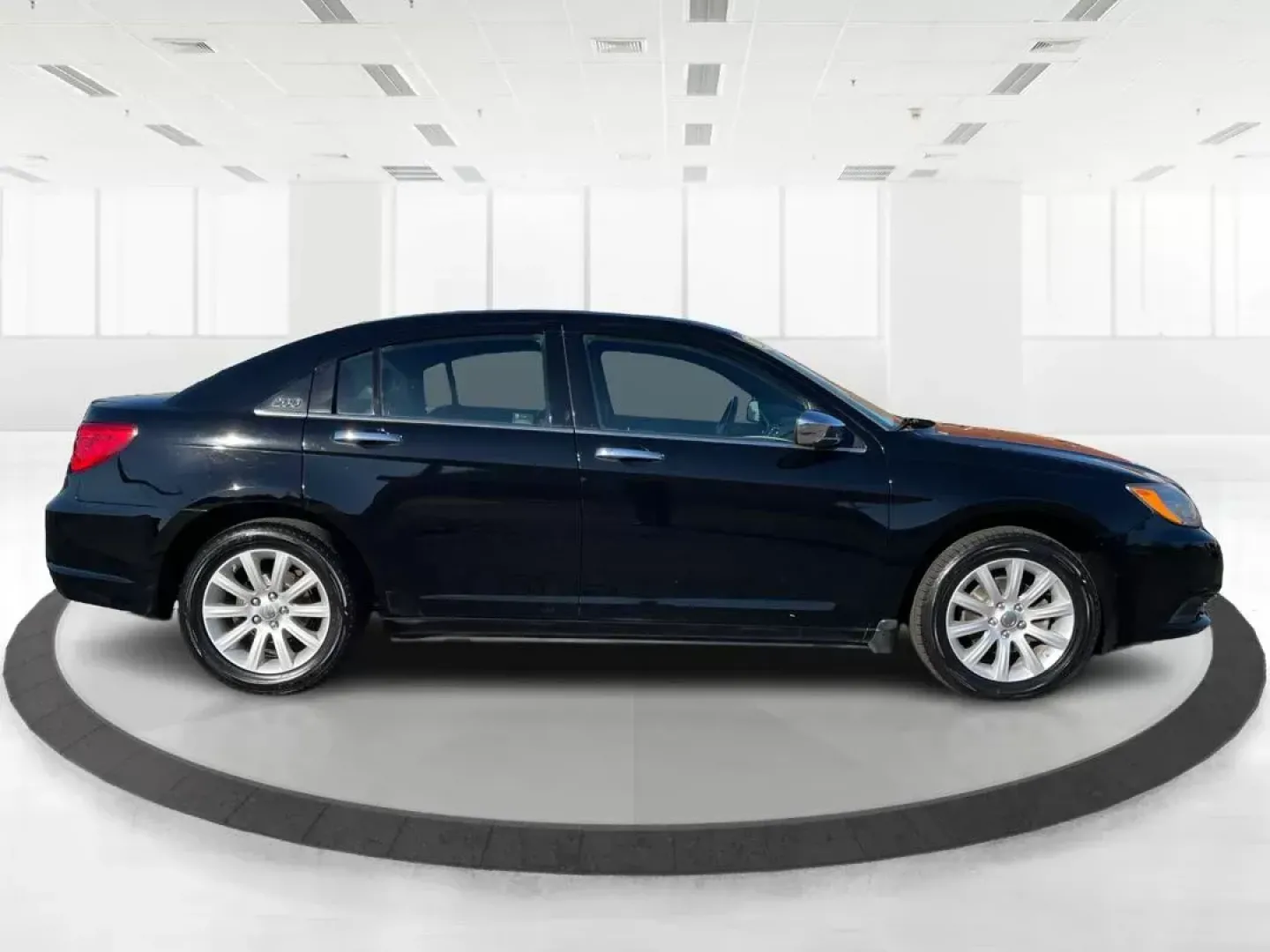 2014 Chrysler 200 Limited (1C3CCBCG6EN) with an 3.6L V6 DOHC 24V FFV engine, 6-Speed Automatic transmission, located at 1184 Kauffman Ave, Fairborn, OH, 45324, (937) 908-9800, 39.807072, -84.030914 - 2014 Chrysler 200 Limited - Photo#1