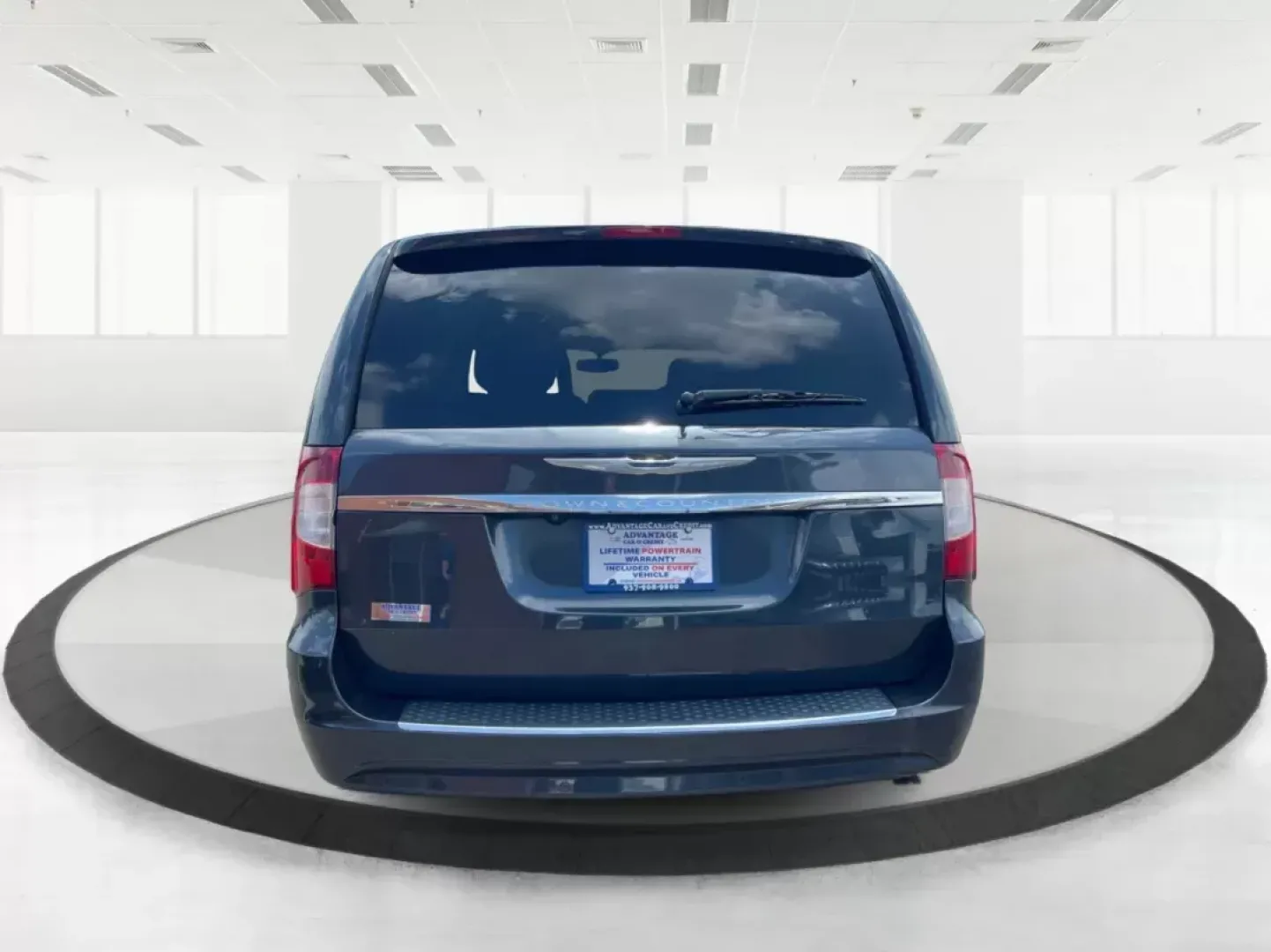 2014 Chrysler Town and Country Touring-L (2C4RC1CG3ER) with an 3.6L V6 DOHC 24V engine, 6-Speed Automatic transmission, located at 1230 East Main St, Xenia, OH, 45385, (937) 908-9800, 39.688026, -83.910172 - **Experience Family Adventures in the 2014 Chrysler Town and Country Touring-L at Advantage Car and Credit!**<br /> <br /> Are you in search of the perfect family vehicle that effortlessly combines style, comfort, and functionality? Look no further than the 2014 Chrysler Town and Country Touring - Photo#3