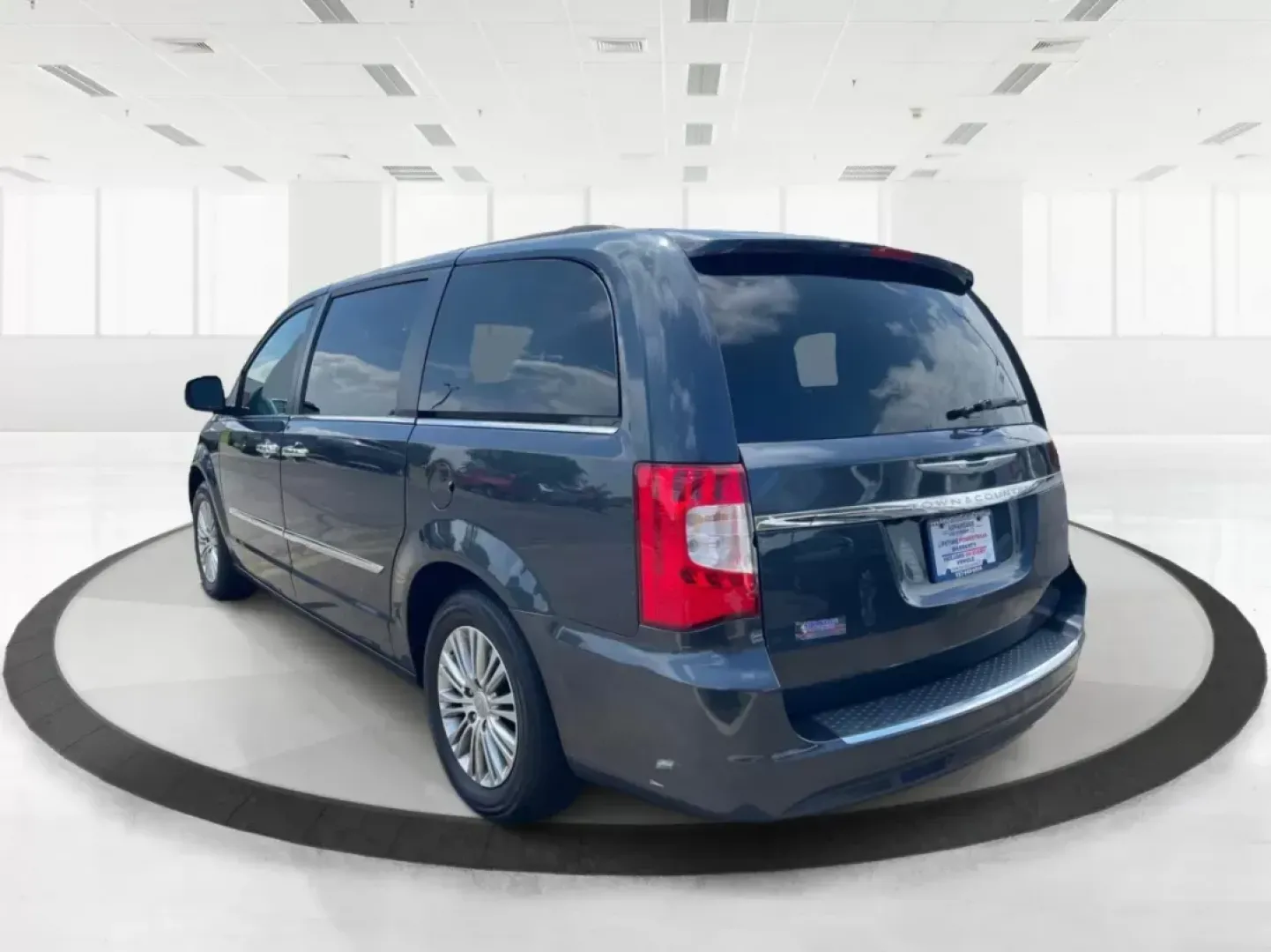 2014 Chrysler Town and Country Touring-L (2C4RC1CG3ER) with an 3.6L V6 DOHC 24V engine, 6-Speed Automatic transmission, located at 1230 East Main St, Xenia, OH, 45385, (937) 908-9800, 39.688026, -83.910172 - **Experience Family Adventures in the 2014 Chrysler Town and Country Touring-L at Advantage Car and Credit!**<br /> <br /> Are you in search of the perfect family vehicle that effortlessly combines style, comfort, and functionality? Look no further than the 2014 Chrysler Town and Country Touring - Photo#4