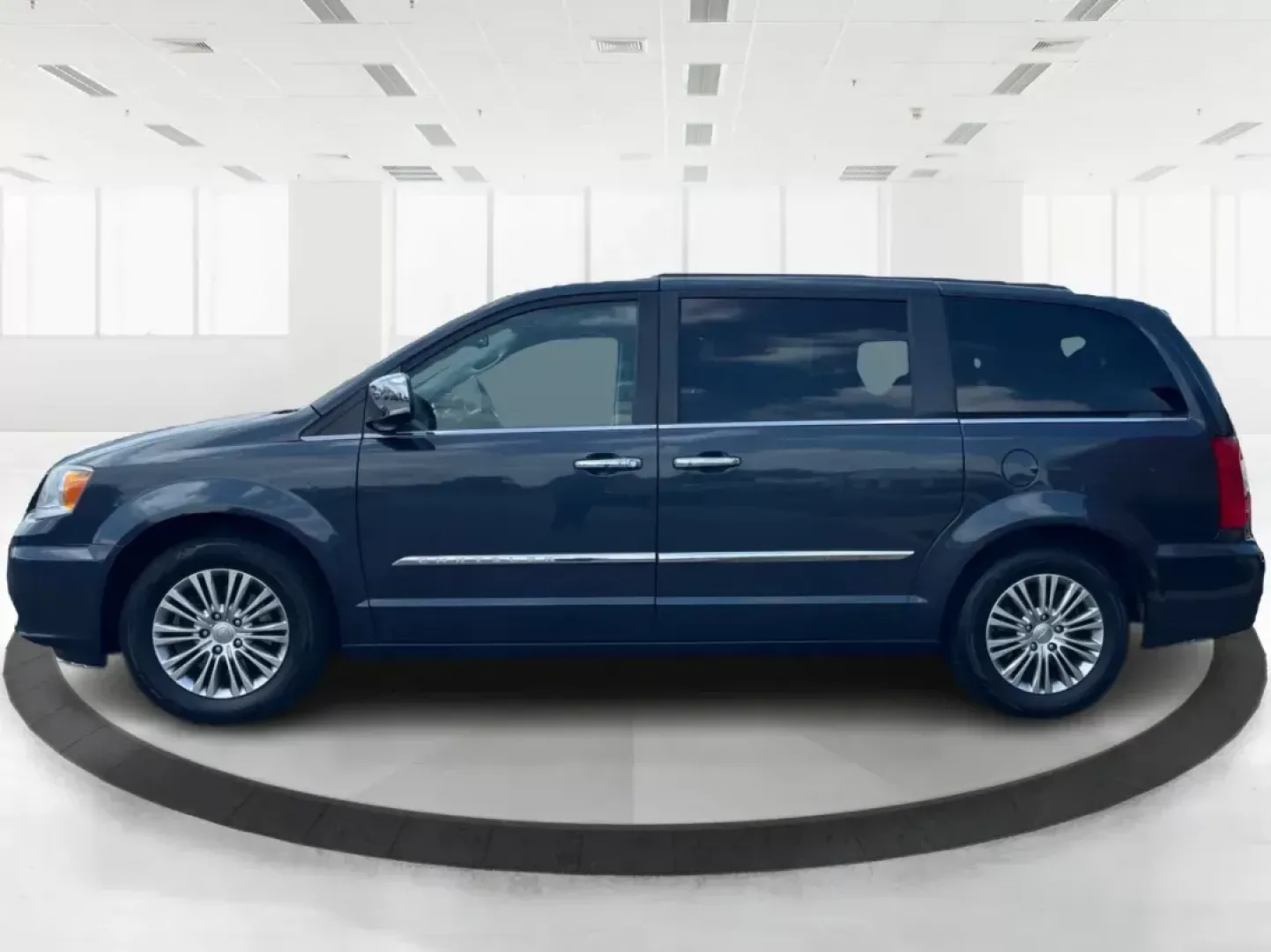 2014 Chrysler Town and Country Touring-L (2C4RC1CG3ER) with an 3.6L V6 DOHC 24V engine, 6-Speed Automatic transmission, located at 1230 East Main St, Xenia, OH, 45385, (937) 908-9800, 39.688026, -83.910172 - **Experience Family Adventures in the 2014 Chrysler Town and Country Touring-L at Advantage Car and Credit!**<br /> <br /> Are you in search of the perfect family vehicle that effortlessly combines style, comfort, and functionality? Look no further than the 2014 Chrysler Town and Country Touring - Photo#5