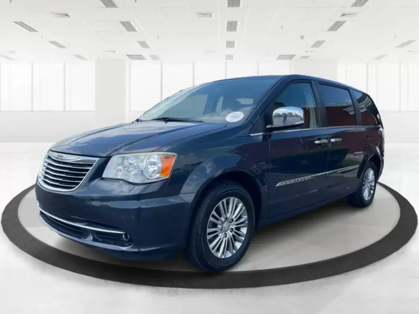 2014 Chrysler Town and Country Touring-L (2C4RC1CG3ER) with an 3.6L V6 DOHC 24V engine, 6-Speed Automatic transmission, located at 1230 East Main St, Xenia, OH, 45385, (937) 908-9800, 39.688026, -83.910172 - **Experience Family Adventures in the 2014 Chrysler Town and Country Touring-L at Advantage Car and Credit!**<br /> <br /> Are you in search of the perfect family vehicle that effortlessly combines style, comfort, and functionality? Look no further than the 2014 Chrysler Town and Country Touring - Photo#7