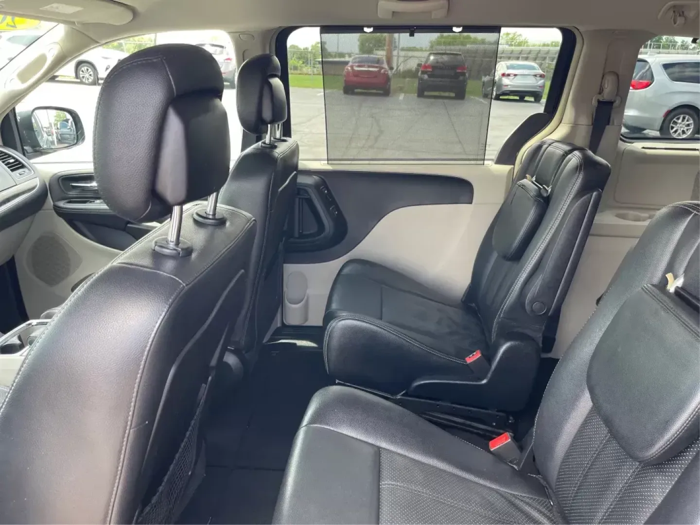 2014 Chrysler Town and Country Touring-L (2C4RC1CG3ER) with an 3.6L V6 DOHC 24V engine, 6-Speed Automatic transmission, located at 1230 East Main St, Xenia, OH, 45385, (937) 908-9800, 39.688026, -83.910172 - **Experience Family Adventures in the 2014 Chrysler Town and Country Touring-L at Advantage Car and Credit!**<br /> <br /> Are you in search of the perfect family vehicle that effortlessly combines style, comfort, and functionality? Look no further than the 2014 Chrysler Town and Country Touring - Photo#9