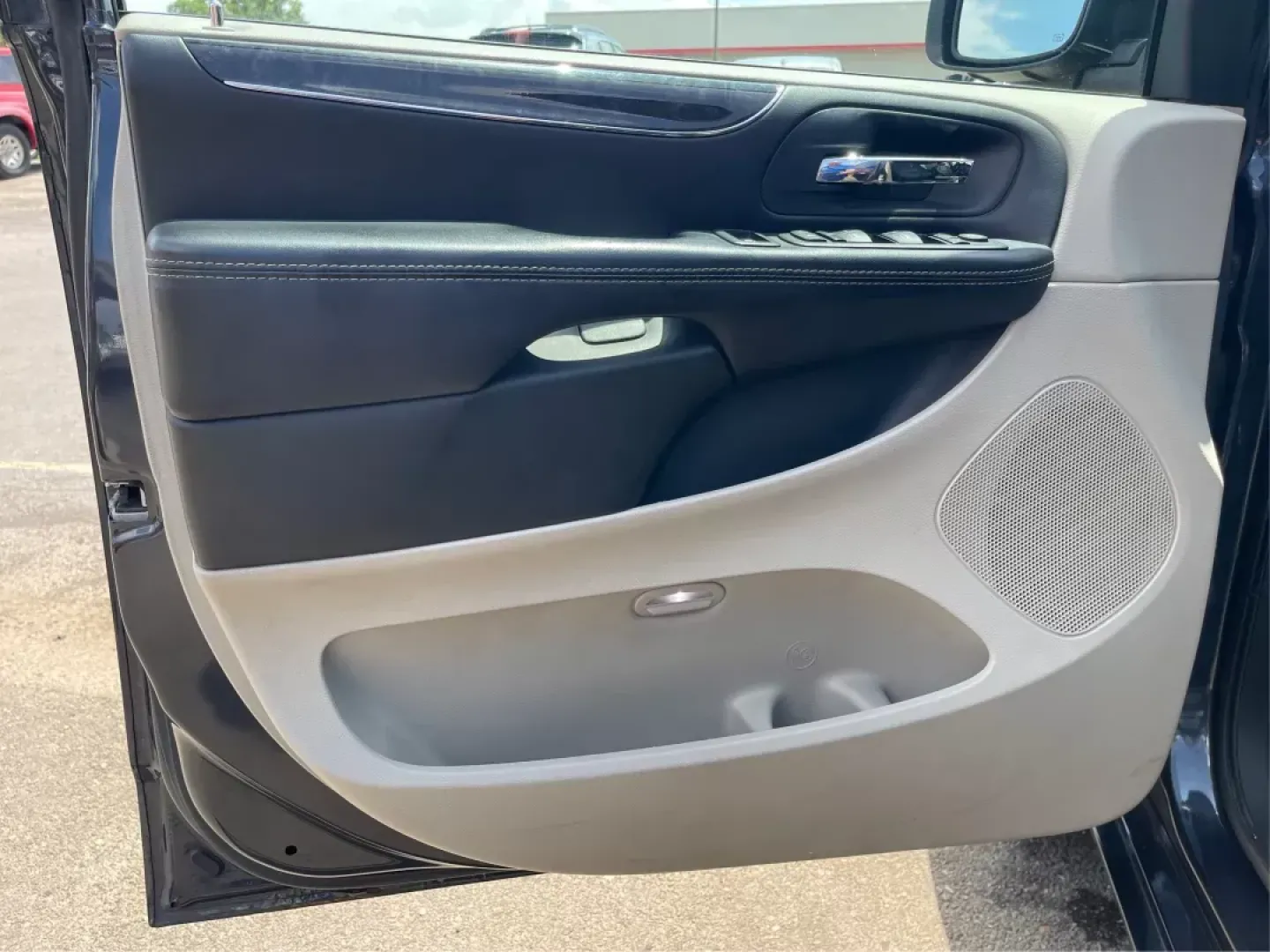 2014 Chrysler Town and Country Touring-L (2C4RC1CG3ER) with an 3.6L V6 DOHC 24V engine, 6-Speed Automatic transmission, located at 1230 East Main St, Xenia, OH, 45385, (937) 908-9800, 39.688026, -83.910172 - **Experience Family Adventures in the 2014 Chrysler Town and Country Touring-L at Advantage Car and Credit!**<br /> <br /> Are you in search of the perfect family vehicle that effortlessly combines style, comfort, and functionality? Look no further than the 2014 Chrysler Town and Country Touring - Photo#18