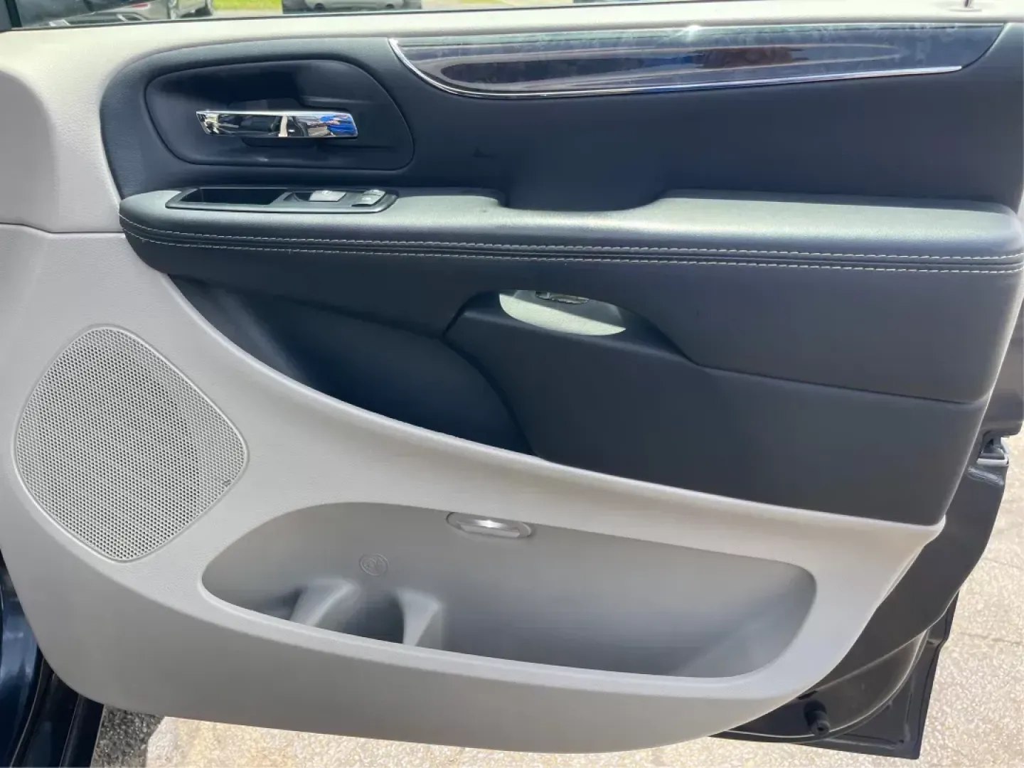 2014 Chrysler Town and Country Touring-L (2C4RC1CG3ER) with an 3.6L V6 DOHC 24V engine, 6-Speed Automatic transmission, located at 1230 East Main St, Xenia, OH, 45385, (937) 908-9800, 39.688026, -83.910172 - **Experience Family Adventures in the 2014 Chrysler Town and Country Touring-L at Advantage Car and Credit!**<br /> <br /> Are you in search of the perfect family vehicle that effortlessly combines style, comfort, and functionality? Look no further than the 2014 Chrysler Town and Country Touring - Photo#19