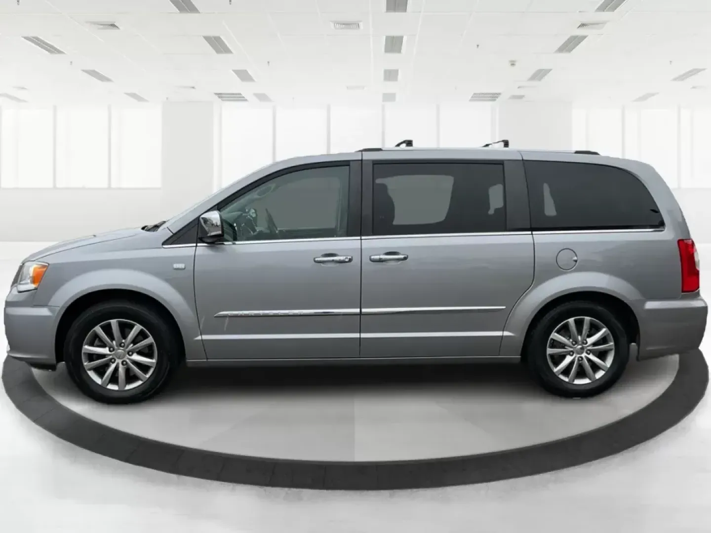 2014 Chrysler Town and Country Touring-L 30th Anniversary (2C4RC1CG7ER) with an Pentastar 3.6L V-6 DOHC engine, located at 1184 Kauffman Ave, Fairborn, OH, 45324, (937) 908-9800, 39.807072, -84.030914 - 2014 Chrysler Town and Country Touring-L 30th Anniversary - Photo#5