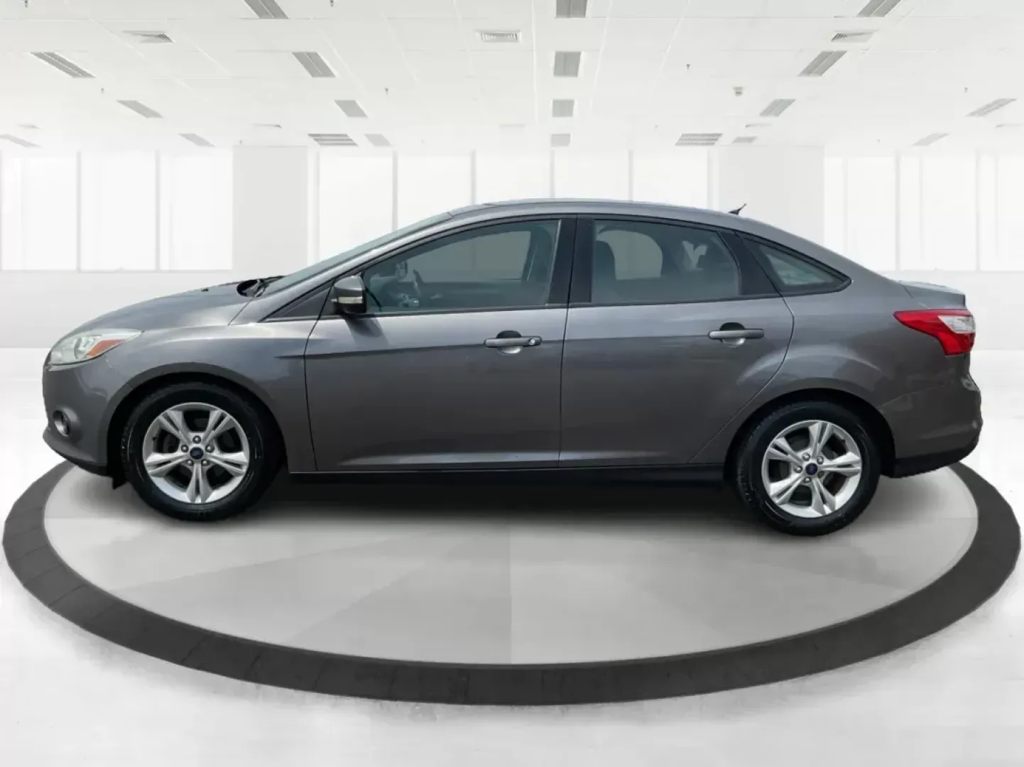 2014 Ford Focus SE (1FADP3F21EL) with an 2L I-4 gasoline direct injection engine, located at 1099 N County Rd 25A , Troy, OH, 45373, (937) 908-9800, 40.057079, -84.212883 - **Discover Your Next Adventure with the 2014 Ford Focus SE in Fairborn, OH!**<br /> <br /> Are you ready to elevate your daily commute or embark on weekend getaways? The 2014 Ford Focus SE is the perfect sedan to complement your lifestyle, offering a blend of efficiency, comfort, and cutting-edge fe - Photo#5