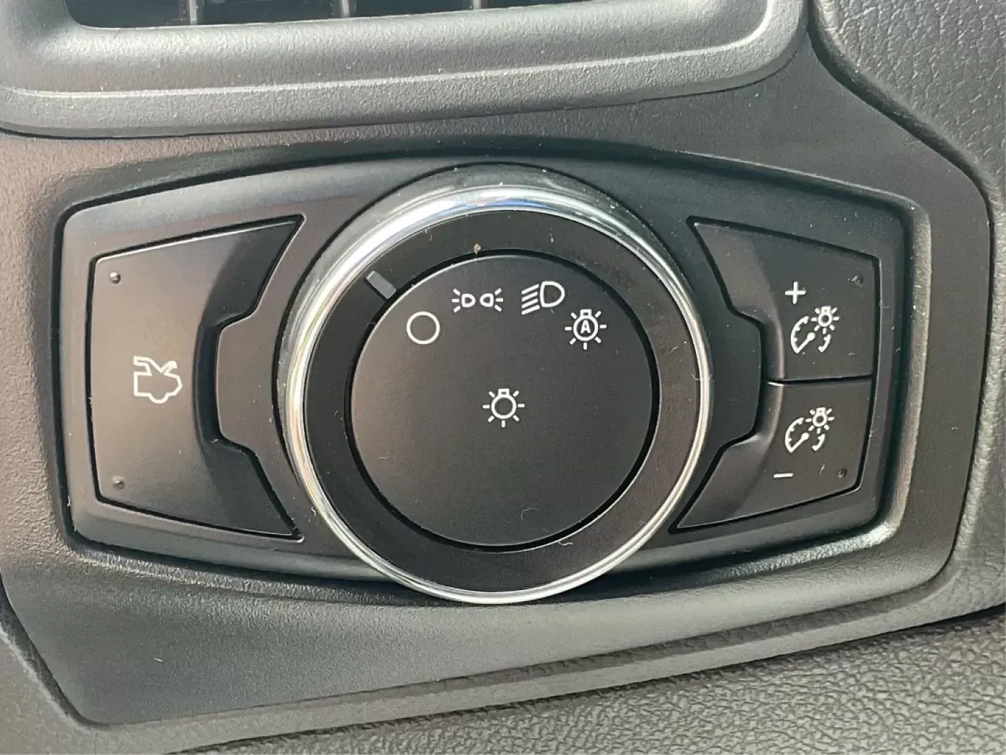 2014 Ford Focus SE (1FADP3F21EL) with an 2L I-4 gasoline direct injection engine, located at 1099 N County Rd 25A , Troy, OH, 45373, (937) 908-9800, 40.057079, -84.212883 - **Discover Your Next Adventure with the 2014 Ford Focus SE in Fairborn, OH!**<br /> <br /> Are you ready to elevate your daily commute or embark on weekend getaways? The 2014 Ford Focus SE is the perfect sedan to complement your lifestyle, offering a blend of efficiency, comfort, and cutting-edge fe - Photo#16