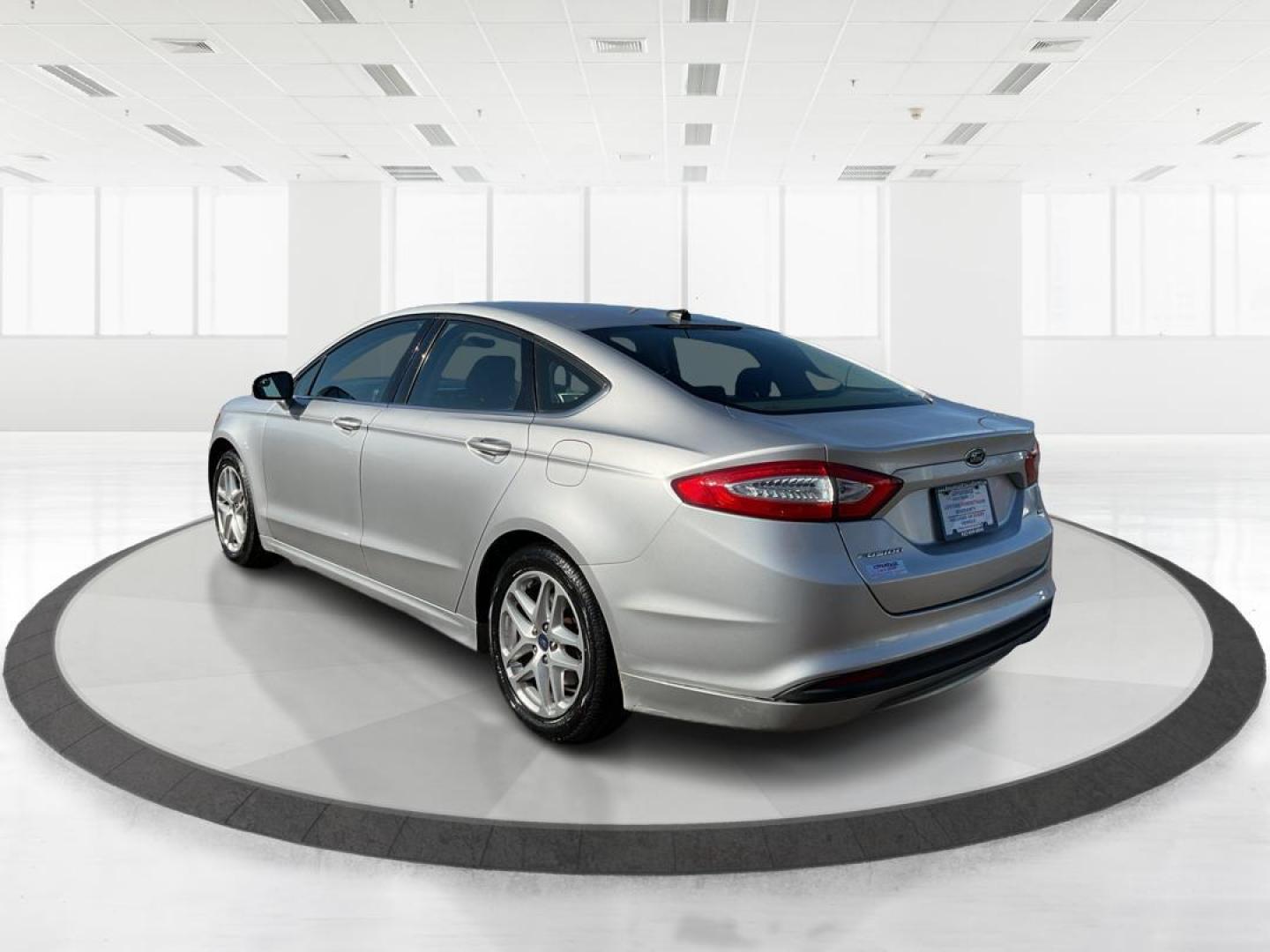 2014 Ingot Silver Ford Fusion SE (1FA6P0H76E5) with an 2.5L L4 DOHC 16V engine, located at 4508 South Dixie Dr, Moraine, OH, 45439, (937) 908-9800, 39.689976, -84.218452 - 2014 Ford Fusion SE - Photo#4