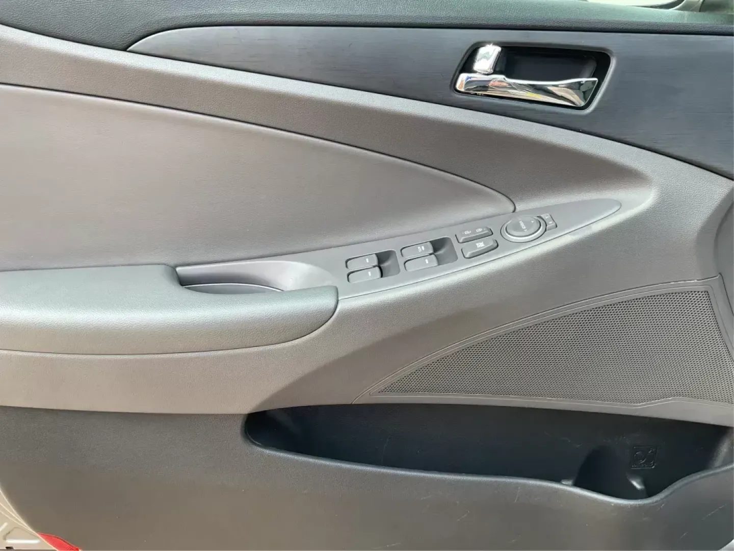 2014 Hyundai Sonata GLS (5NPEB4AC8EH) with an 2.4L I-4 gasoline direct injection engine, located at 401 Woodman Dr, Riverside, OH, 45431, (937) 908-9800, 39.760899, -84.123421 - 2014 Hyundai Sonata GLS - Photo#17