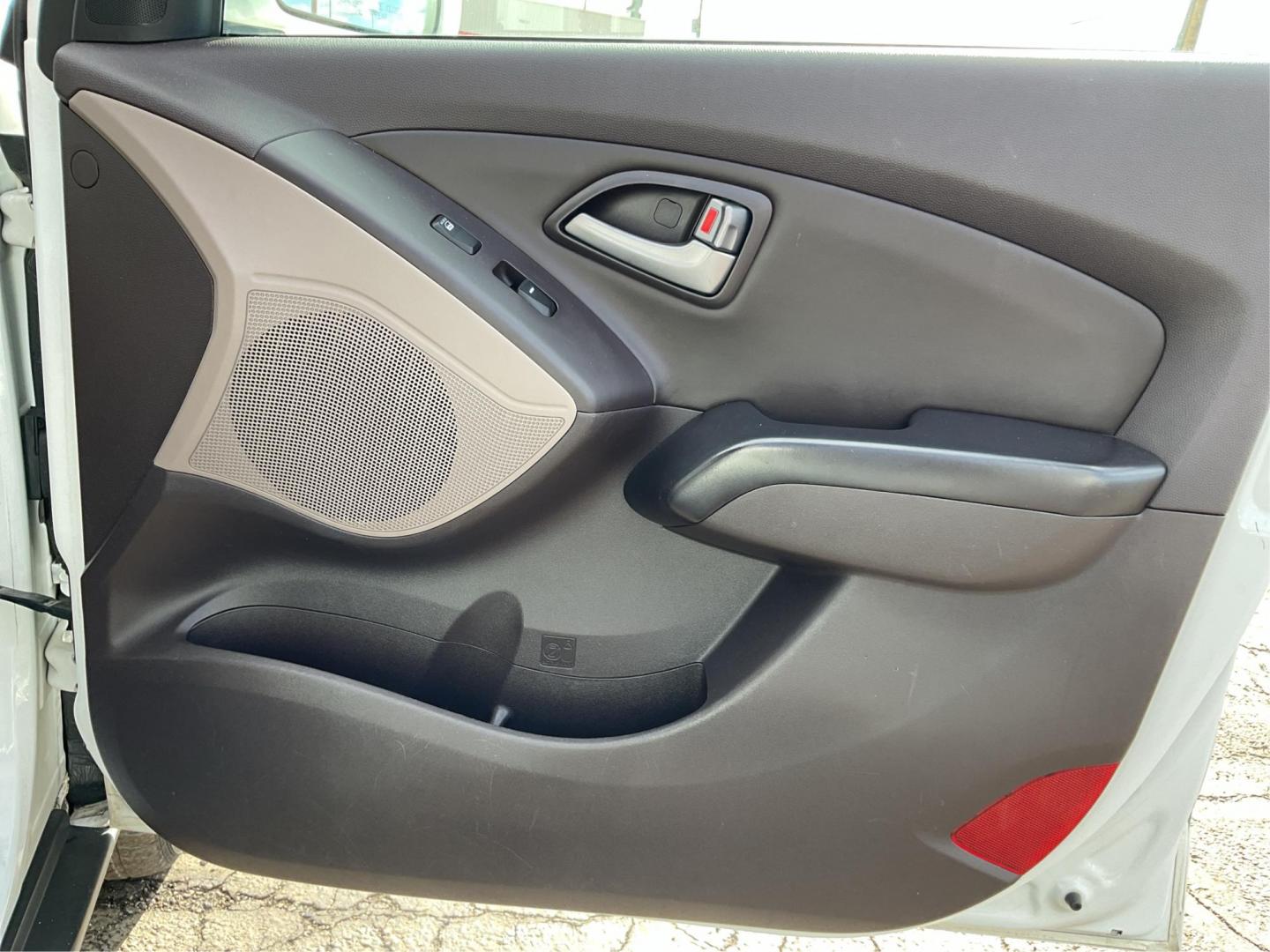 2014 Hyundai Tucson SE (KM8JU3AG0EU) with an Theta II 2.4L I-4 gasoline direct injection engine, located at 1230 East Main St, Xenia, OH, 45385, (937) 908-9800, 39.688026, -83.910172 - 2014 Hyundai Tucson SE - Photo#16