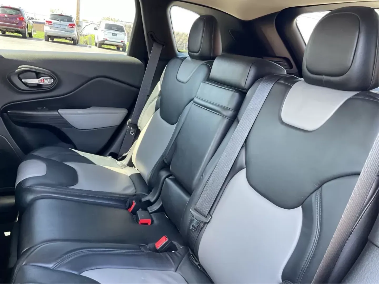 2014 Jeep Cherokee Limited 4WD (1C4PJMDBXEW) with an 2.4L L4 DOHC 16V engine, 9-Speed Automatic transmission, located at 880 E. National Road, Vandalia, OH, 45377, (937) 908-9800, 39.891918, -84.183594 - **Explore the Great Outdoors in Style with the 2014 Jeep Cherokee Limited 4WD!**<br /> <br /> At Advantage Car and Credit, we understand that life is an adventure, and our **2014 Jeep Cherokee Limited 4WD** is designed to enhance every moment of your journey. Whether you're navigating the urban stre - Photo#9