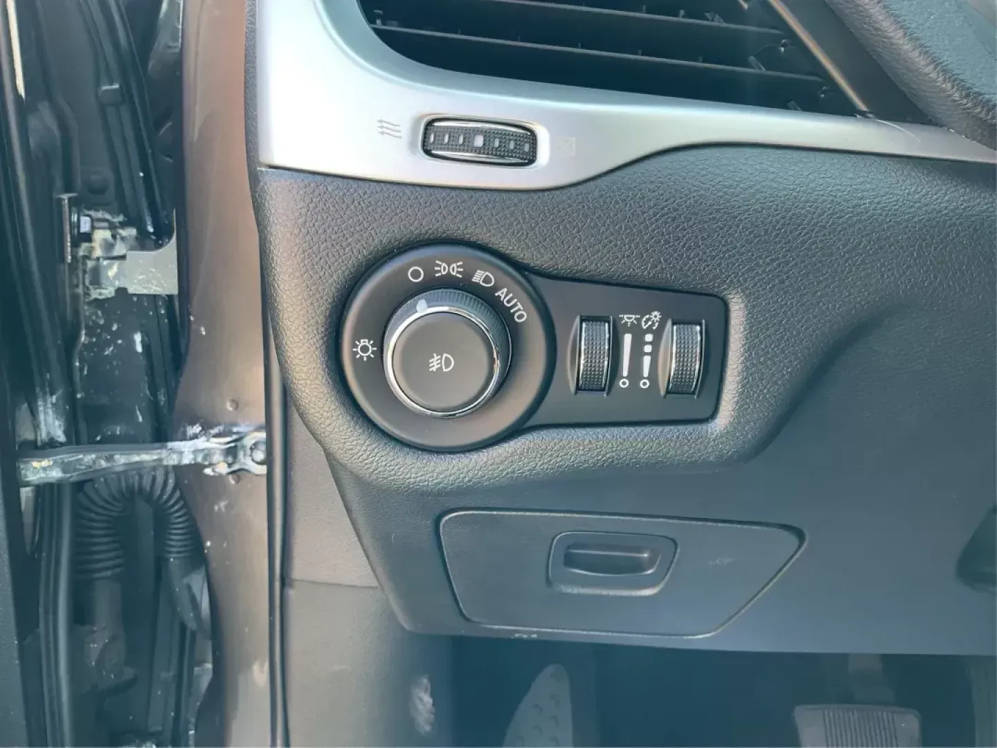 2014 Jeep Cherokee Limited 4WD (1C4PJMDBXEW) with an 2.4L L4 DOHC 16V engine, 9-Speed Automatic transmission, located at 880 E. National Road, Vandalia, OH, 45377, (937) 908-9800, 39.891918, -84.183594 - **Explore the Great Outdoors in Style with the 2014 Jeep Cherokee Limited 4WD!**<br /> <br /> At Advantage Car and Credit, we understand that life is an adventure, and our **2014 Jeep Cherokee Limited 4WD** is designed to enhance every moment of your journey. Whether you're navigating the urban stre - Photo#16