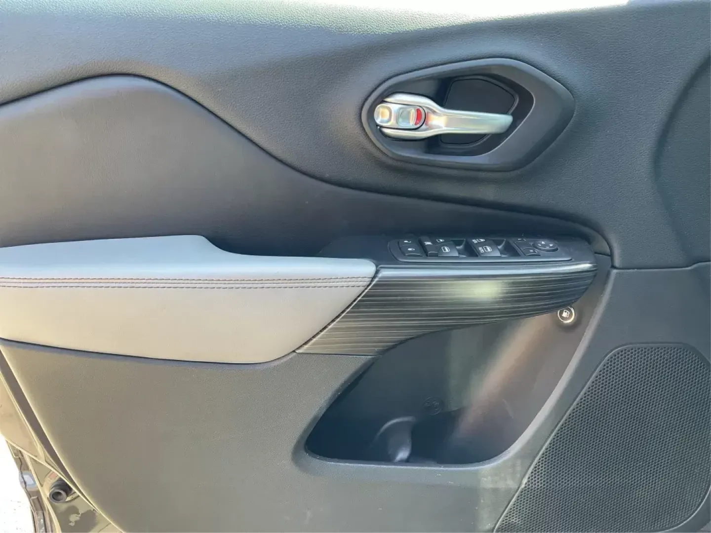 2014 Jeep Cherokee Limited 4WD (1C4PJMDBXEW) with an 2.4L L4 DOHC 16V engine, 9-Speed Automatic transmission, located at 880 E. National Road, Vandalia, OH, 45377, (937) 908-9800, 39.891918, -84.183594 - **Explore the Great Outdoors in Style with the 2014 Jeep Cherokee Limited 4WD!**<br /> <br /> At Advantage Car and Credit, we understand that life is an adventure, and our **2014 Jeep Cherokee Limited 4WD** is designed to enhance every moment of your journey. Whether you're navigating the urban stre - Photo#18