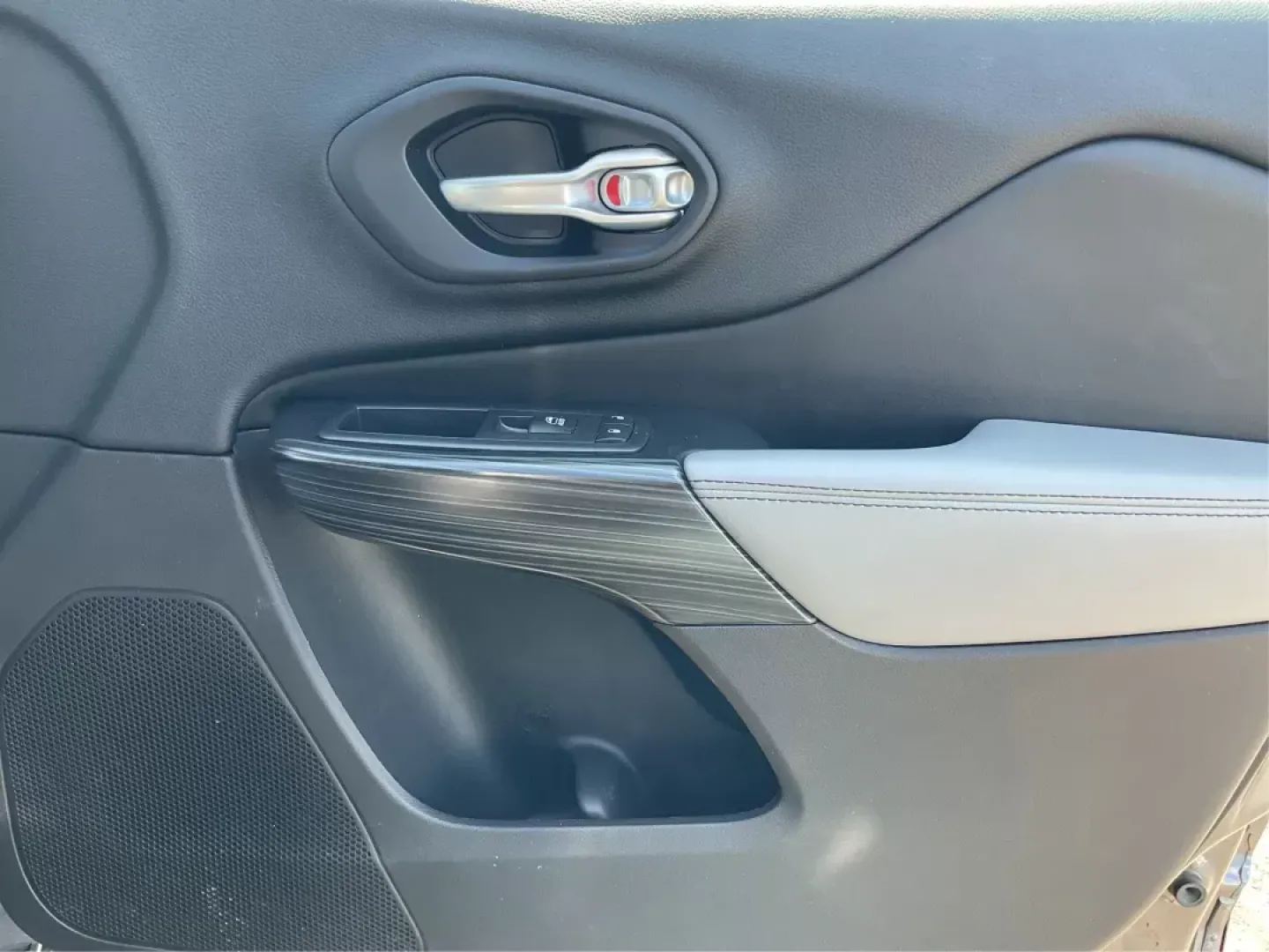 2014 Jeep Cherokee Limited 4WD (1C4PJMDBXEW) with an 2.4L L4 DOHC 16V engine, 9-Speed Automatic transmission, located at 880 E. National Road, Vandalia, OH, 45377, (937) 908-9800, 39.891918, -84.183594 - **Explore the Great Outdoors in Style with the 2014 Jeep Cherokee Limited 4WD!**<br /> <br /> At Advantage Car and Credit, we understand that life is an adventure, and our **2014 Jeep Cherokee Limited 4WD** is designed to enhance every moment of your journey. Whether you're navigating the urban stre - Photo#19