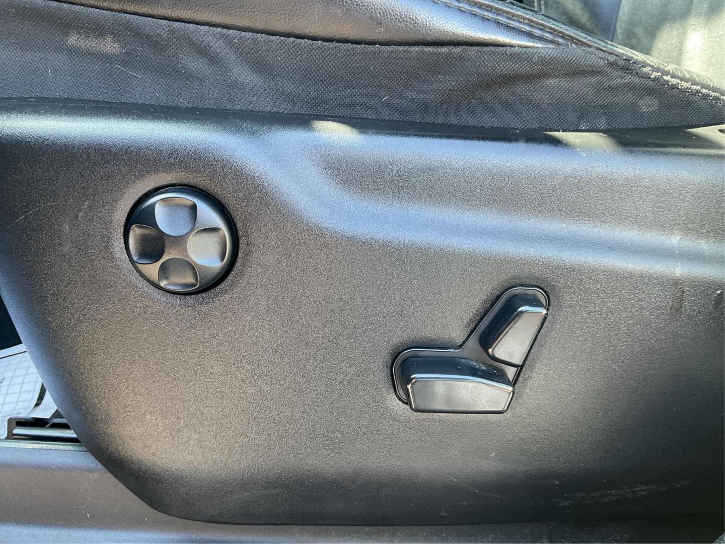 2014 Jeep Grand Cherokee Limited (1C4RJFBG4EC) with an Other engine, located at 1230 East Main St, Xenia, OH, 45385, (937) 908-9800, 39.688026, -83.910172 - 2014 Jeep Grand Cherokee Limited - Photo#17
