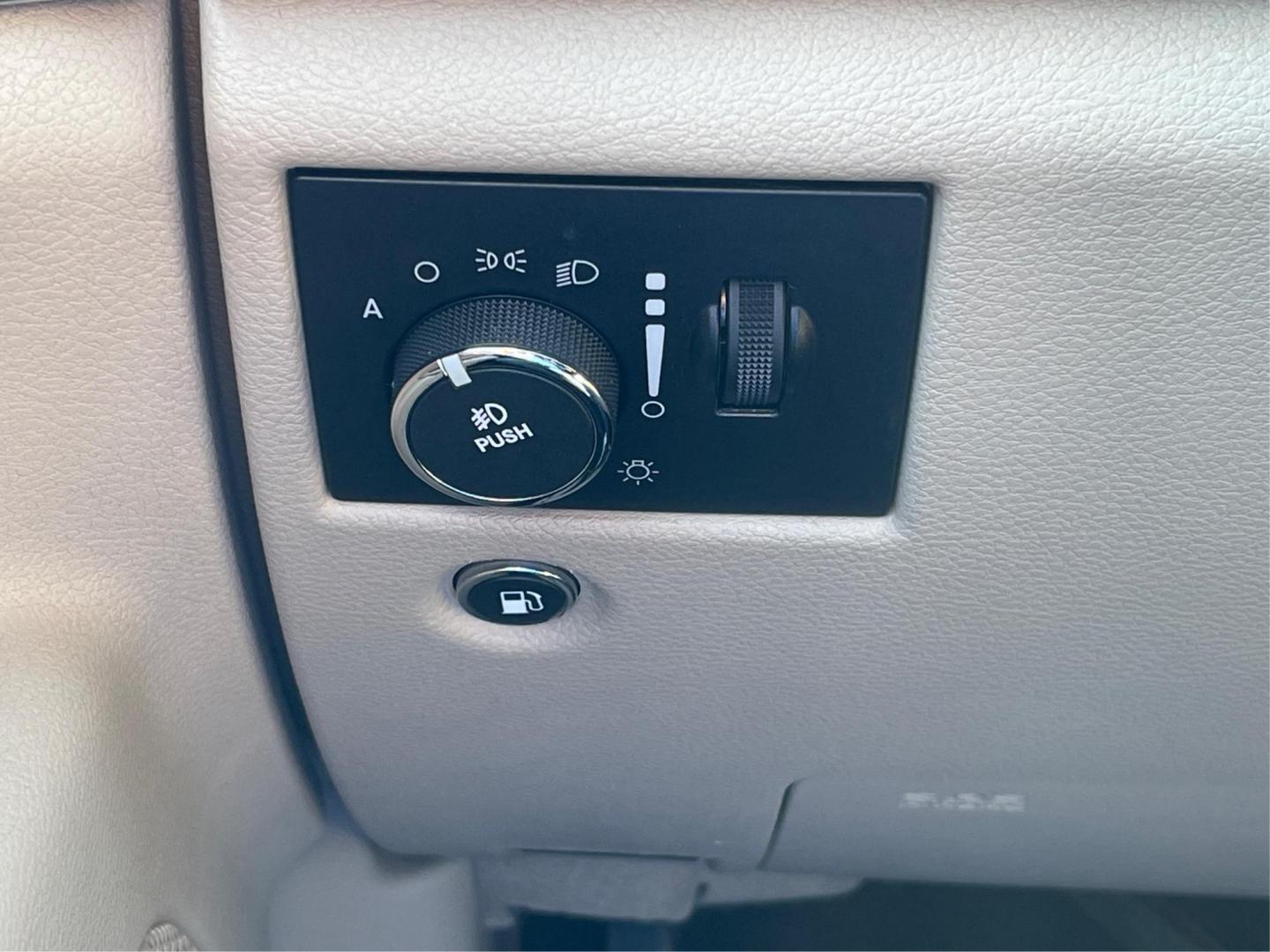 2014 Jeep Grand Cherokee Limited (1C4RJFBG5EC) with an 3.6L V-6 DOHC engine, located at 880 E. National Road, Vandalia, OH, 45377, (937) 908-9800, 39.891918, -84.183594 - 2014 Jeep Grand Cherokee Limited - Photo#16