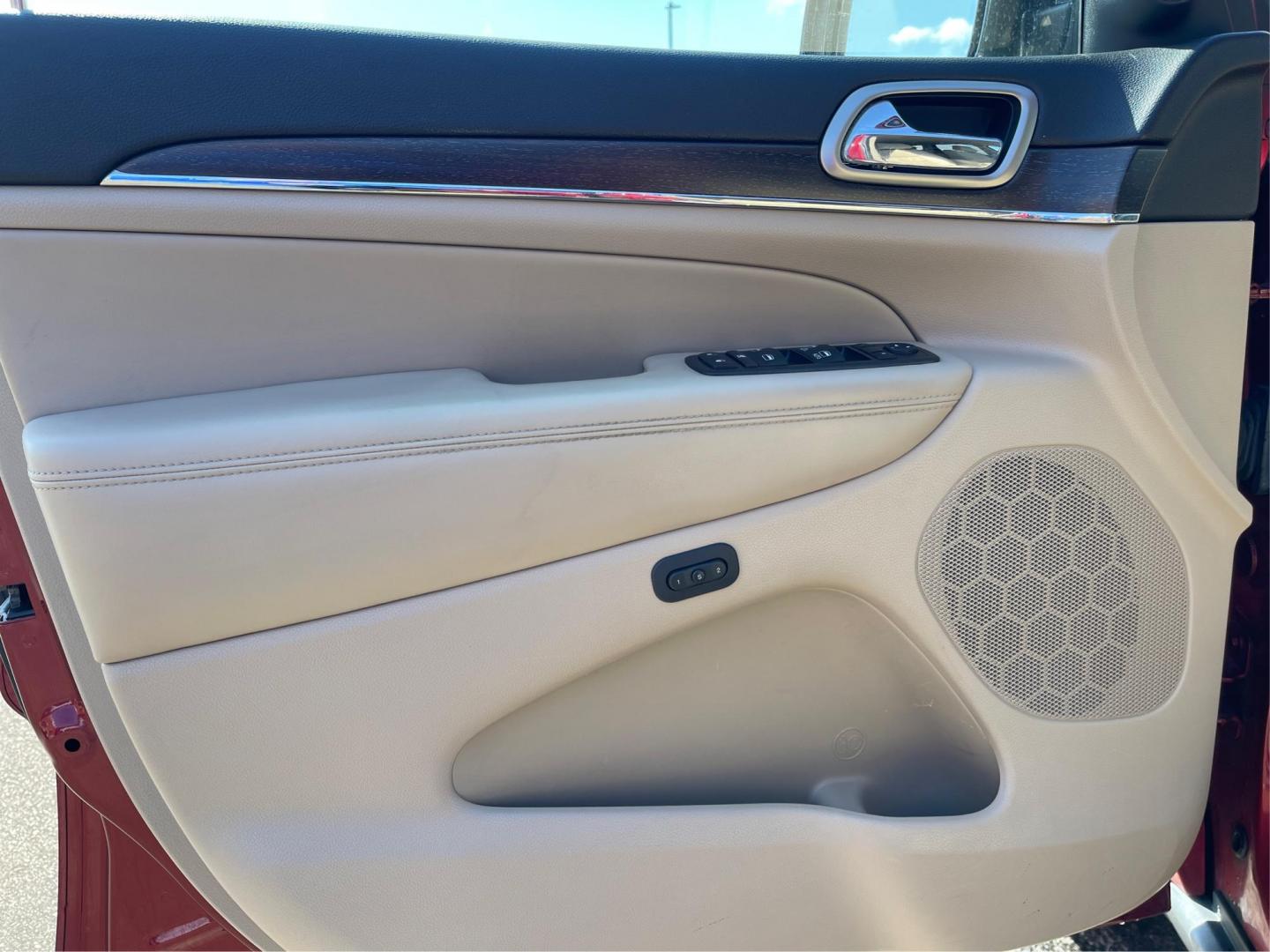 2014 Jeep Grand Cherokee Limited (1C4RJFBG5EC) with an 3.6L V-6 DOHC engine, located at 880 E. National Road, Vandalia, OH, 45377, (937) 908-9800, 39.891918, -84.183594 - 2014 Jeep Grand Cherokee Limited - Photo#18