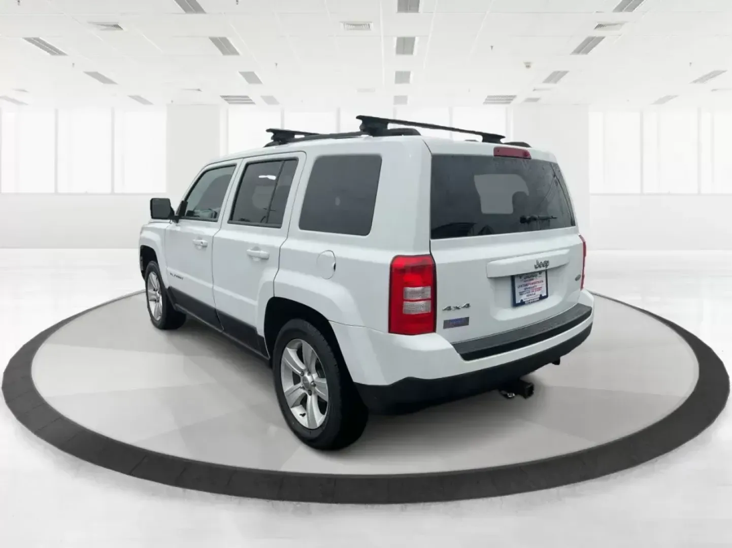 2014 Jeep Patriot Latitude (1C4NJRFB4ED) with an 2.4L I-4 DOHC engine, located at 1230 East Main St, Xenia, OH, 45385, (937) 908-9800, 39.688026, -83.910172 - 2014 Jeep Patriot Latitude - Photo#4