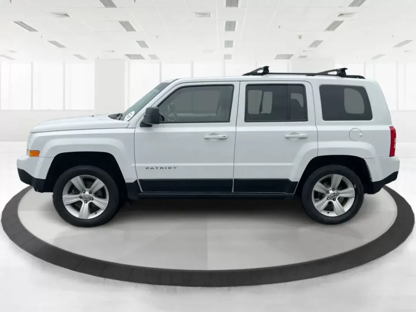 2014 Jeep Patriot Latitude (1C4NJRFB4ED) with an 2.4L I-4 DOHC engine, located at 1230 East Main St, Xenia, OH, 45385, (937) 908-9800, 39.688026, -83.910172 - 2014 Jeep Patriot Latitude - Photo#5