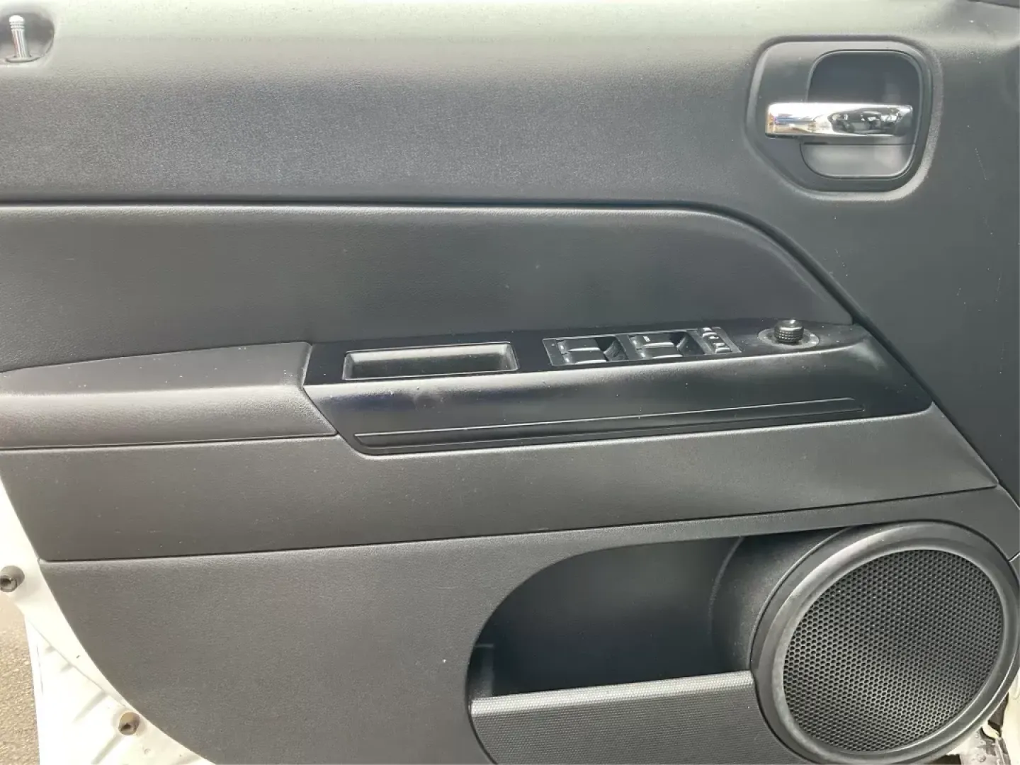 2014 Jeep Patriot Latitude (1C4NJRFB4ED) with an 2.4L I-4 DOHC engine, located at 1230 East Main St, Xenia, OH, 45385, (937) 908-9800, 39.688026, -83.910172 - 2014 Jeep Patriot Latitude - Photo#16