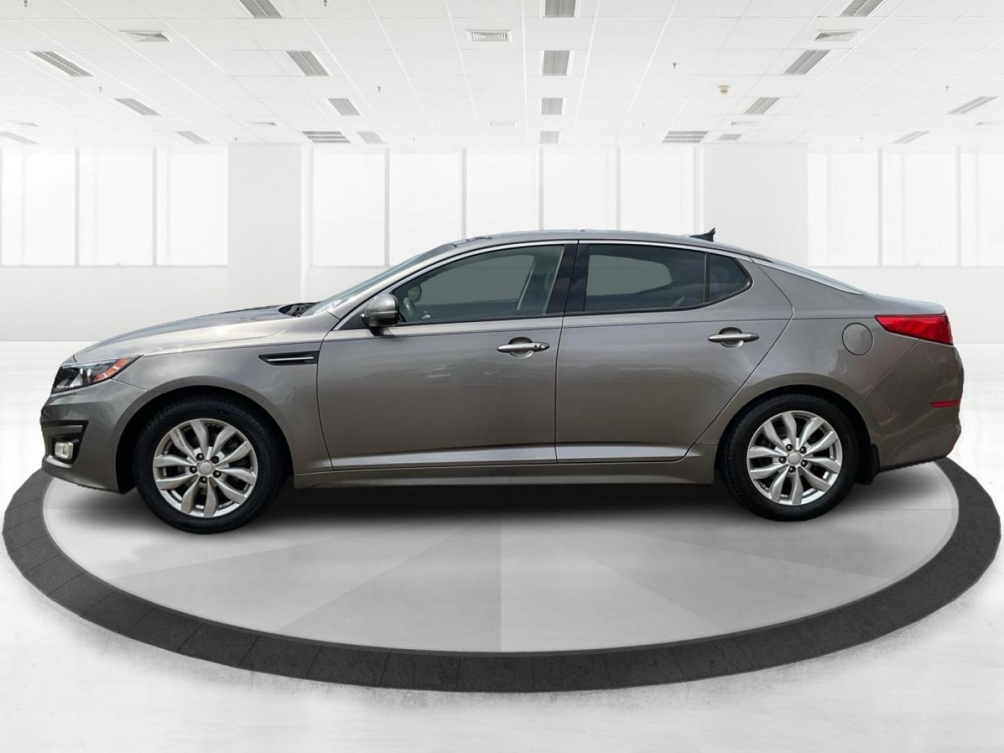 2014 Kia Optima EX (5XXGN4A76EG) with an Theta II 2.4L I-4 gasoline direct injection engine, located at 1184 Kauffman Ave, Fairborn, OH, 45324, (937) 908-9800, 39.807072, -84.030914 - 2014 Kia Optima EX - Photo#5