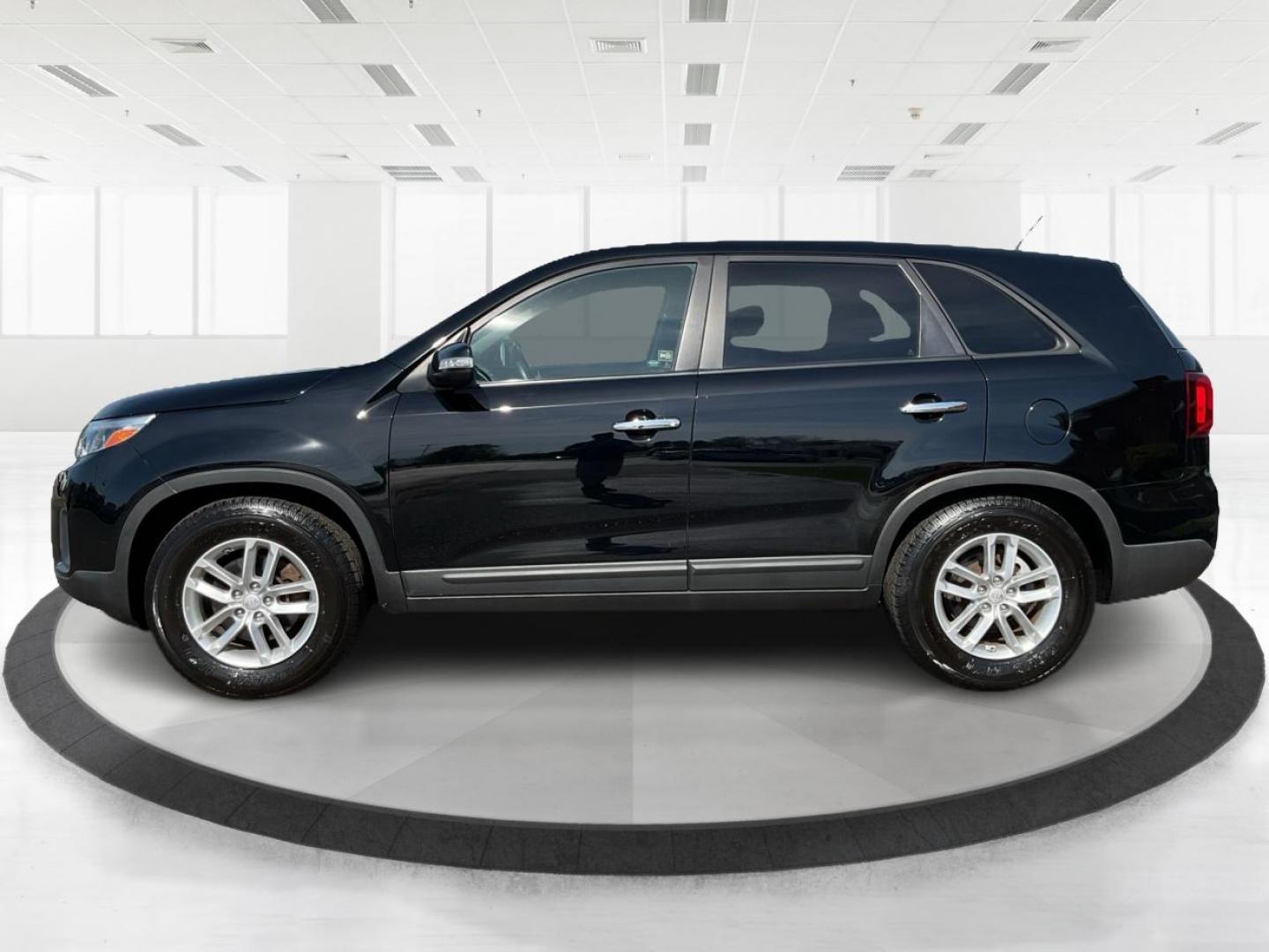 2014 Kia Sorento LX (5XYKT3A69EG) with an 2.4L I-4 gasoline direct injection engine, located at 1951 S Dayton Lakeview Rd., New Carlisle, OH, 45344, (937) 908-9800, 39.890999, -84.050255 - 2014 Kia Sorento LX - Photo#5