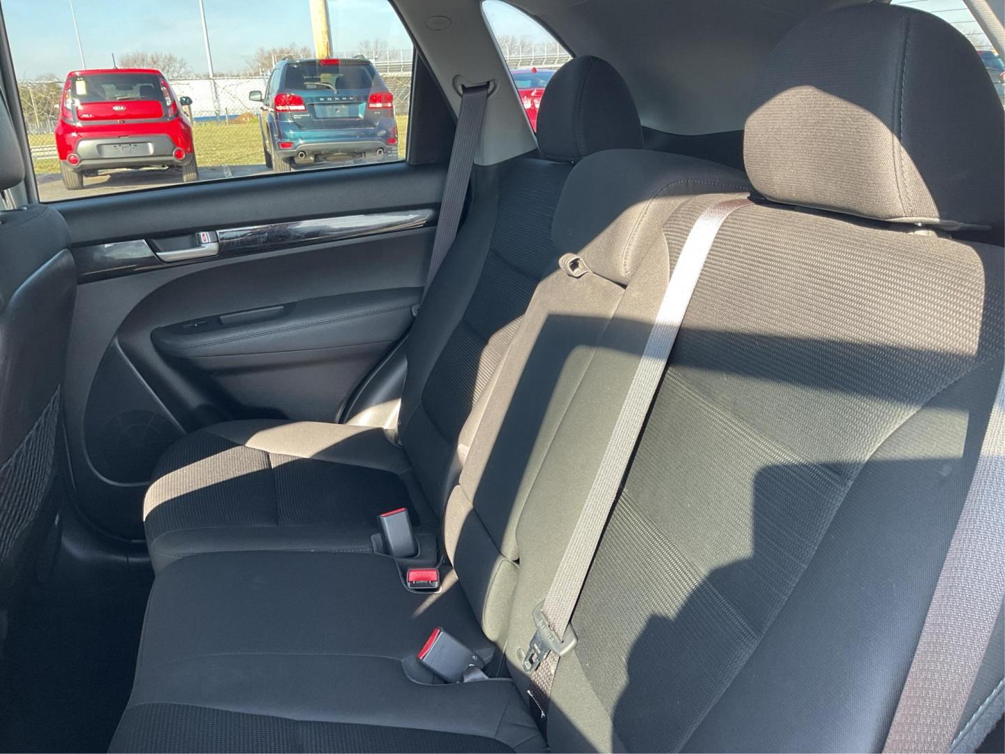 2014 Kia Sorento LX 2WD (5XYKT3A64EG) with an 2.4L L4 DOHC 16V engine, 6-Speed Automatic transmission, located at 1099 N County Rd 25A , Troy, OH, 45373, (937) 908-9800, 40.057079, -84.212883 - 2014 Kia Sorento LX 2WD - Photo#9
