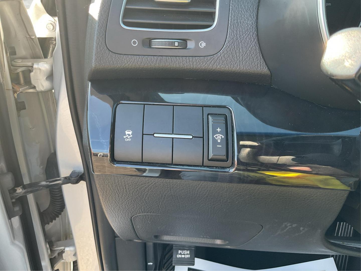 2014 Kia Sorento LX 2WD (5XYKT3A64EG) with an 2.4L L4 DOHC 16V engine, 6-Speed Automatic transmission, located at 1099 N County Rd 25A , Troy, OH, 45373, (937) 908-9800, 40.057079, -84.212883 - 2014 Kia Sorento LX 2WD - Photo#16