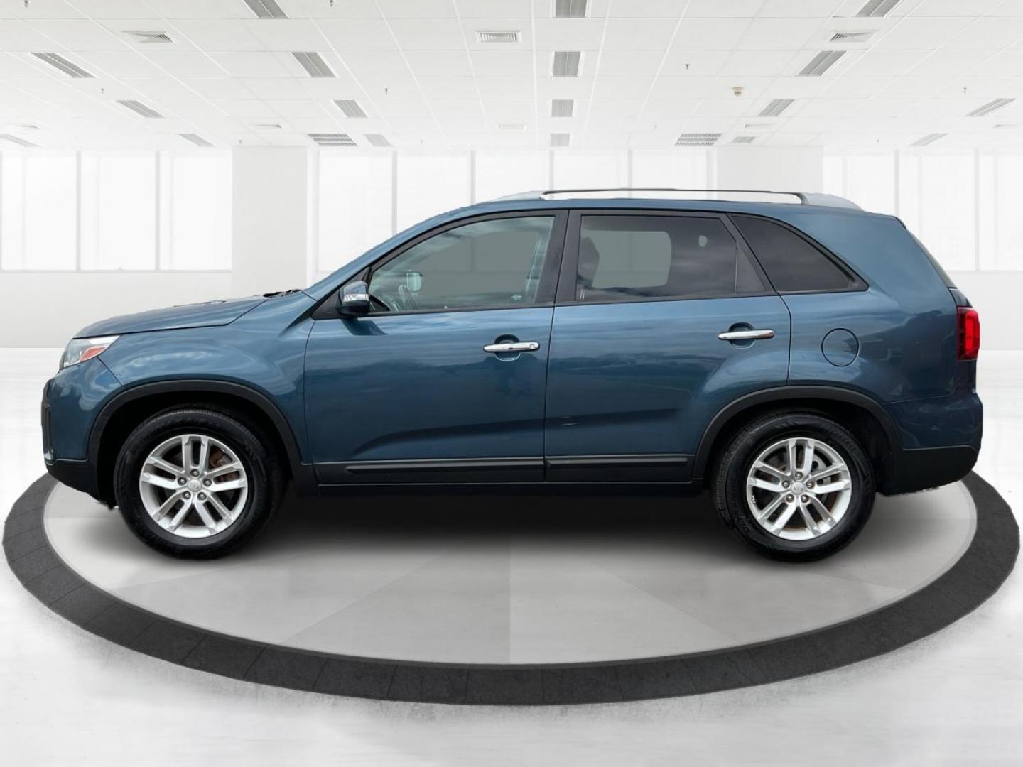 2014 Kia Sorento LX (5XYKT3A66EG) with an 2.4L I-4 gasoline direct injection engine, located at 880 E. National Road, Vandalia, OH, 45377, (937) 908-9800, 39.891918, -84.183594 - 2014 Kia Sorento LX - Photo#5