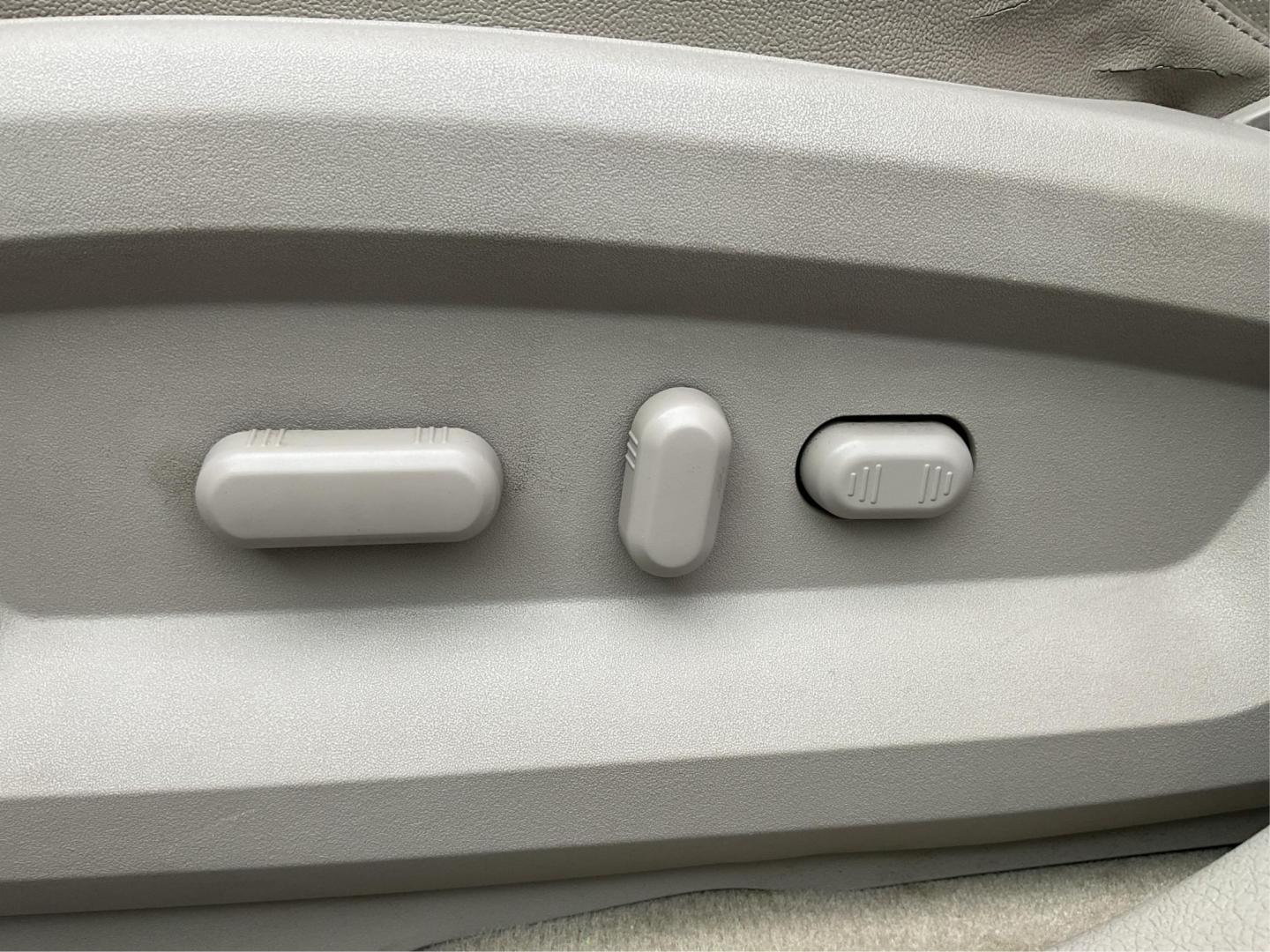 2014 Lincoln MKX AWD (2LMDJ8JK4EB) with an Other engine, located at 1230 East Main St, Xenia, OH, 45385, (937) 908-9800, 39.688026, -83.910172 - 2014 Lincoln MKX AWD - Photo#17