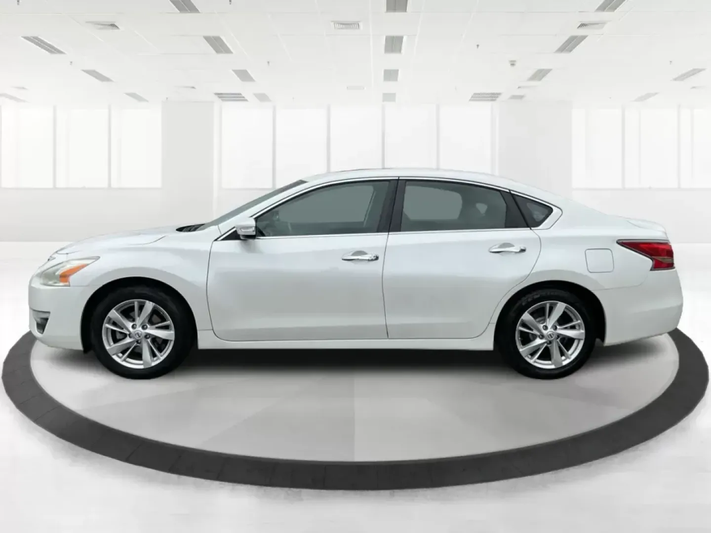 2014 Nissan Altima 2.5 SV (1N4AL3AP8EC) with an 2.5L I-4 DOHC engine, located at 880 E. National Road, Vandalia, OH, 45377, (937) 908-9800, 39.891918, -84.183594 - 2014 Nissan Altima 2.5 SV - Photo#5