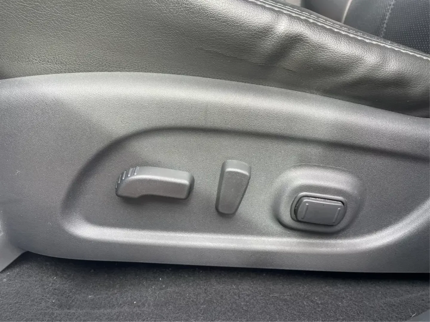 2014 Nissan Pathfinder Platinum (5N1AR2MM6EC) with an 3.5L V-6 DOHC engine, located at 880 E. National Road, Vandalia, OH, 45377, (937) 908-9800, 39.891918, -84.183594 - Third Row - Photo#17