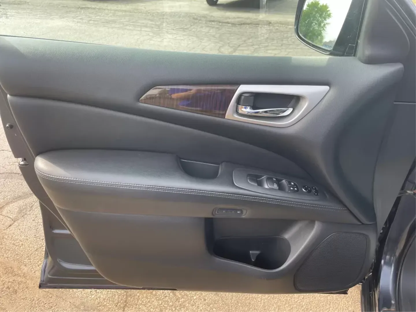 2014 Nissan Pathfinder Platinum (5N1AR2MM6EC) with an 3.5L V-6 DOHC engine, located at 880 E. National Road, Vandalia, OH, 45377, (937) 908-9800, 39.891918, -84.183594 - Third Row - Photo#18