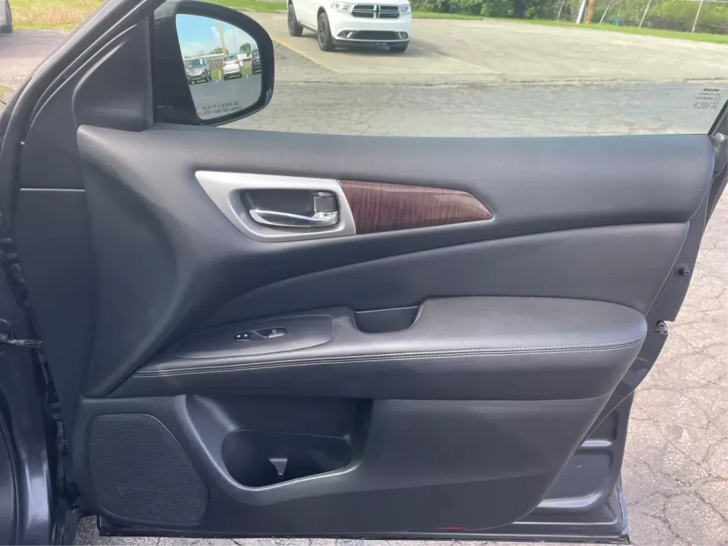 2014 Nissan Pathfinder Platinum (5N1AR2MM6EC) with an 3.5L V-6 DOHC engine, located at 880 E. National Road, Vandalia, OH, 45377, (937) 908-9800, 39.891918, -84.183594 - Third Row - Photo#19