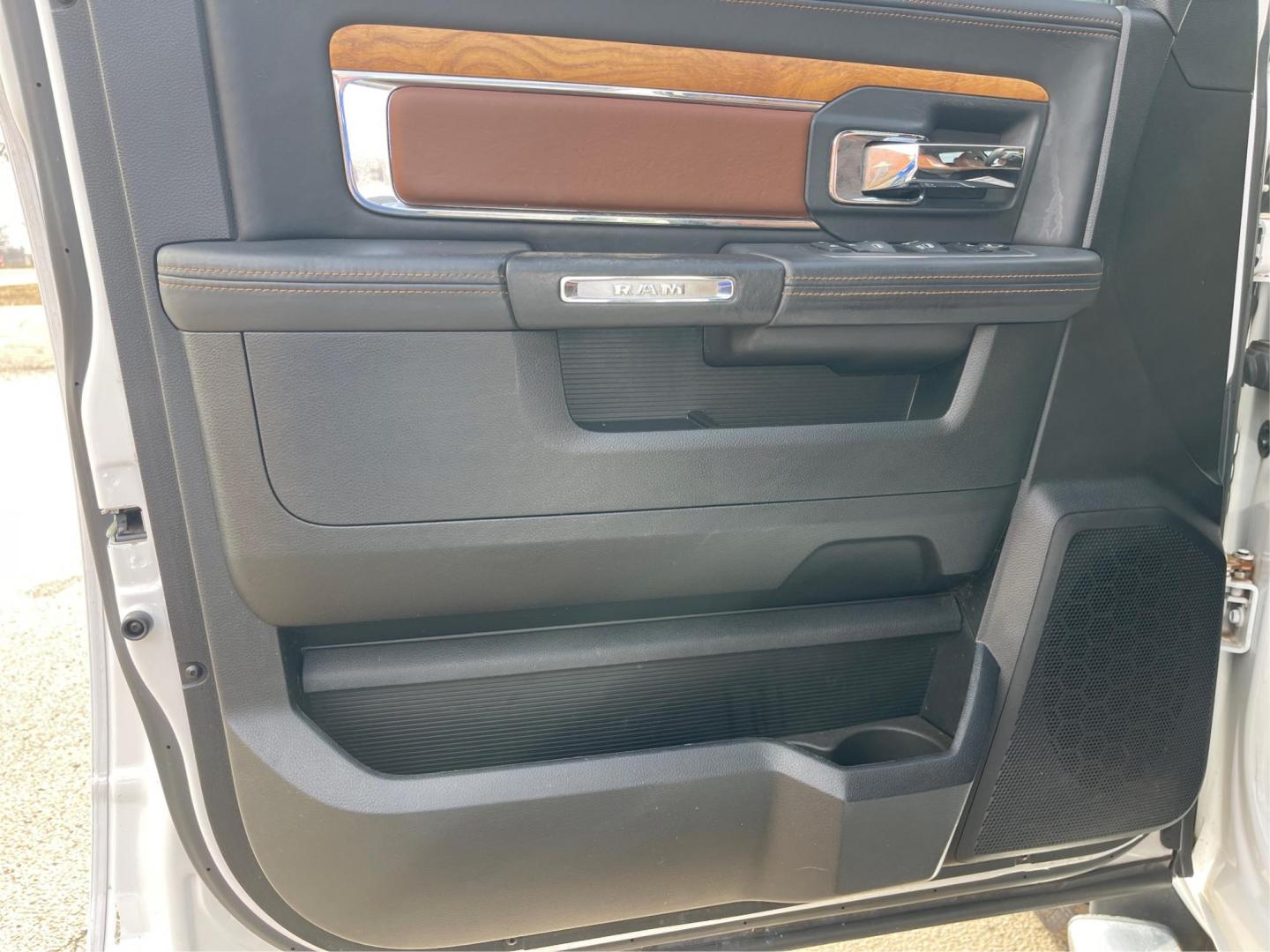 2014 Ram 1500 Longhorn (1C6RR7WT2ES) with an HEMI engine, located at 4508 South Dixie Dr, Moraine, OH, 45439, (937) 908-9800, 39.689976, -84.218452 - 2014 Ram 1500 Longhorn - Photo#17