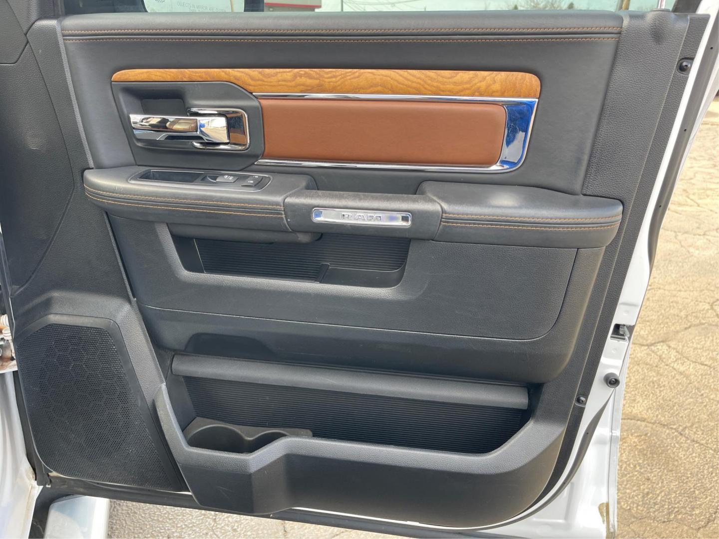 2014 Ram 1500 Longhorn (1C6RR7WT2ES) with an HEMI engine, located at 4508 South Dixie Dr, Moraine, OH, 45439, (937) 908-9800, 39.689976, -84.218452 - 2014 Ram 1500 Longhorn - Photo#18