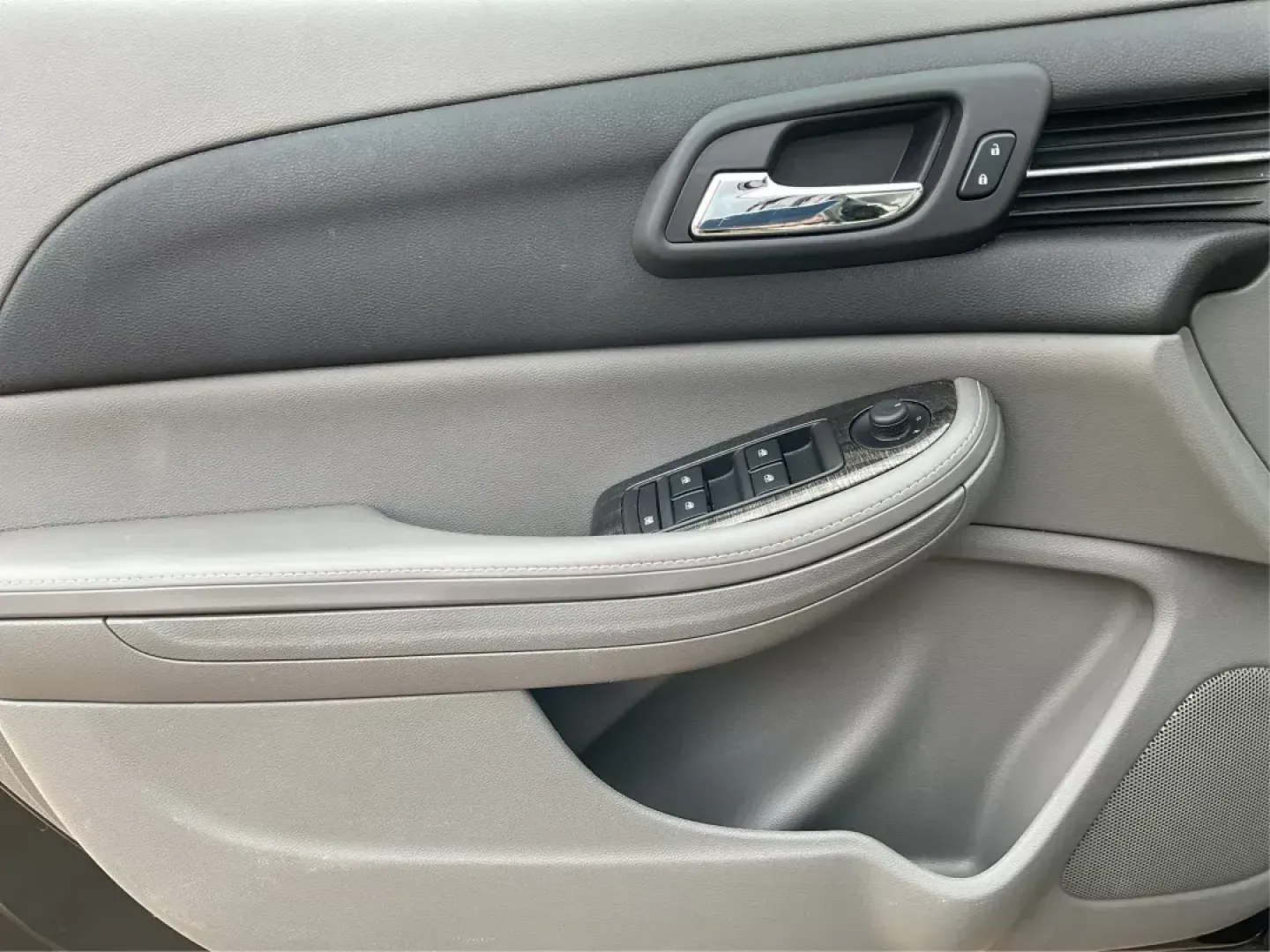 2015 Chevrolet Malibu 1LT (1G11C5SL4FF) with an ECOTEC 2.5L I-4 gasoline direct injection engine, located at 1184 Kauffman Ave, Fairborn, OH, 45324, (937) 908-9800, 39.807072, -84.030914 - **Unleash Your Daily Commute with the 2015 Chevrolet Malibu 1LT in Fairborn, OH!**<br /> <br /> Are you tired of long commutes and looking for a reliable, stylish sedan that fits your lifestyle without breaking the bank? Look no further! The 2015 Chevrolet Malibu 1LT, available at Advantage Car and - Photo#17
