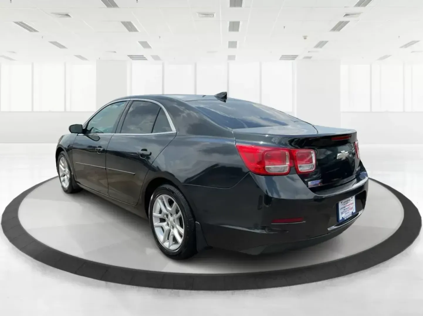 2015 Chevrolet Malibu 1LT (1G11C5SL6FF) with an ECOTEC 2.5L I-4 gasoline direct injection engine, located at 4508 South Dixie Dr, Moraine, OH, 45439, (937) 908-9800, 39.689976, -84.218452 - **Elevate Your Daily Drive with the 2015 Chevrolet Malibu 1LT at Advantage Car and Credit!** <br /> <br /> Are you looking for a vehicle that combines style, comfort, and reliability? The 2015 Chevrolet Malibu 1LT is the perfect sedan for everyone from busy professionals to growing families. With it - Photo#4