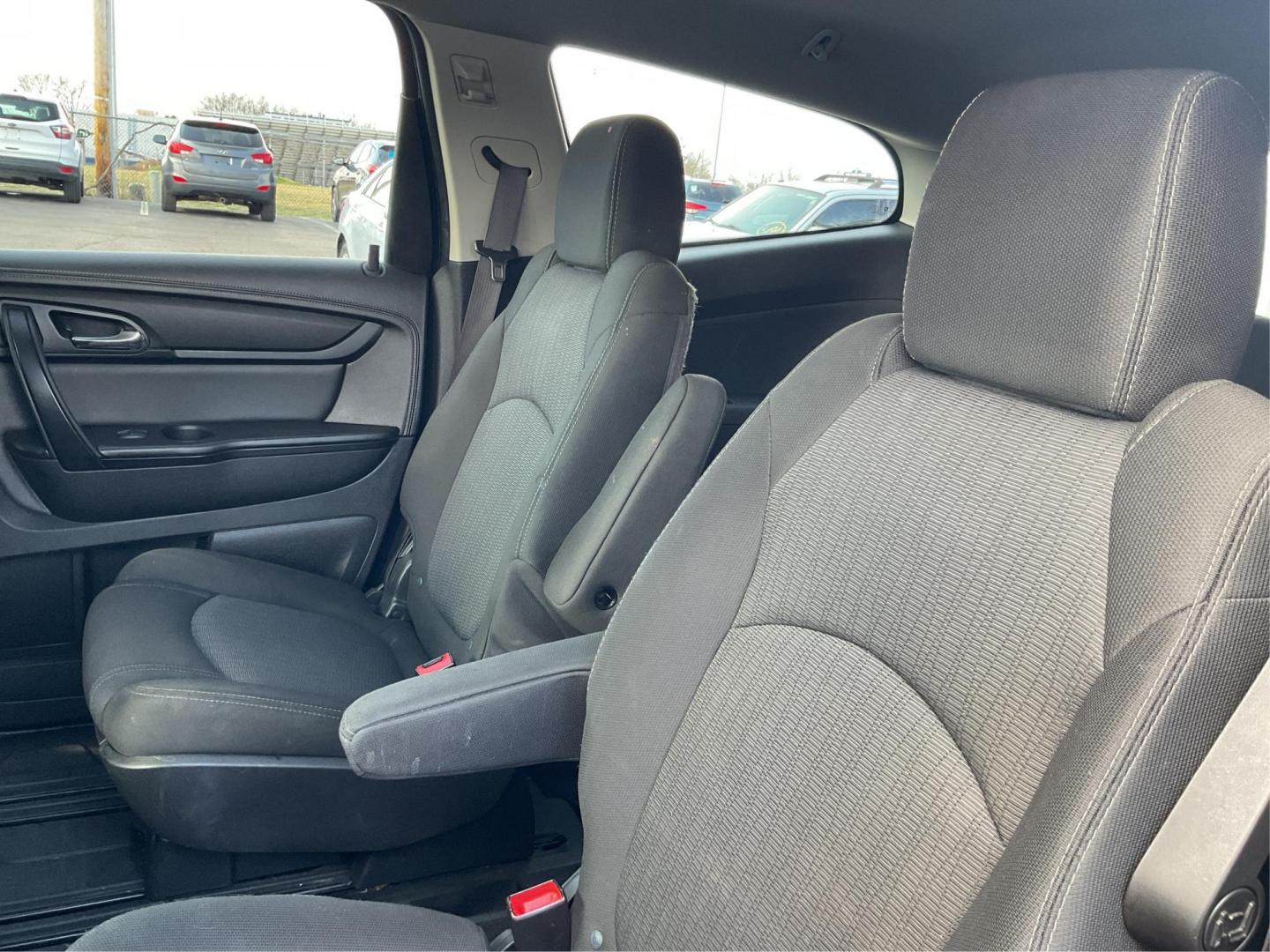 2015 Chevrolet Traverse 1LT (1GNKVGKD9FJ) with an 3.6L V-6 gasoline direct injection engine, located at 401 Woodman Dr, Riverside, OH, 45431, (937) 908-9800, 39.760899, -84.123421 - 2015 Chevrolet Traverse 1LT - Photo#9