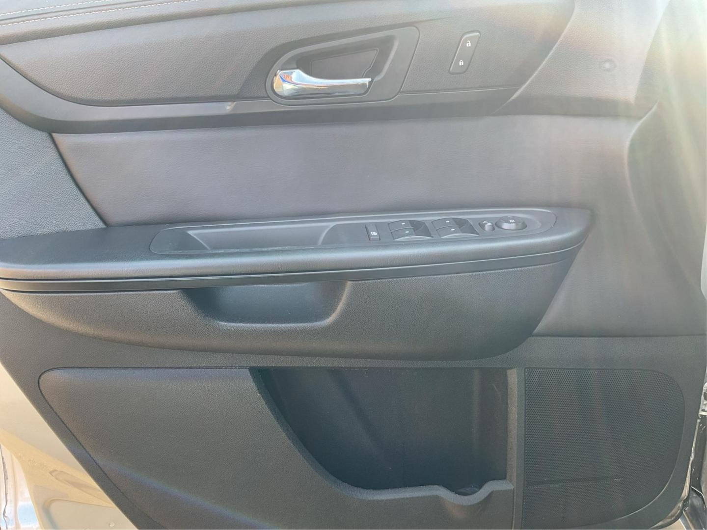 2015 Chevrolet Traverse 1LT (1GNKVGKD9FJ) with an 3.6L V-6 gasoline direct injection engine, located at 401 Woodman Dr, Riverside, OH, 45431, (937) 908-9800, 39.760899, -84.123421 - 2015 Chevrolet Traverse 1LT - Photo#17