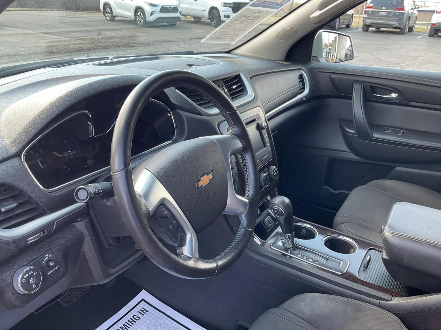 2015 Chevrolet Traverse 1LT (1GNKVGKD9FJ) with an 3.6L V-6 gasoline direct injection engine, located at 401 Woodman Dr, Riverside, OH, 45431, (937) 908-9800, 39.760899, -84.123421 - 2015 Chevrolet Traverse 1LT - Photo#8