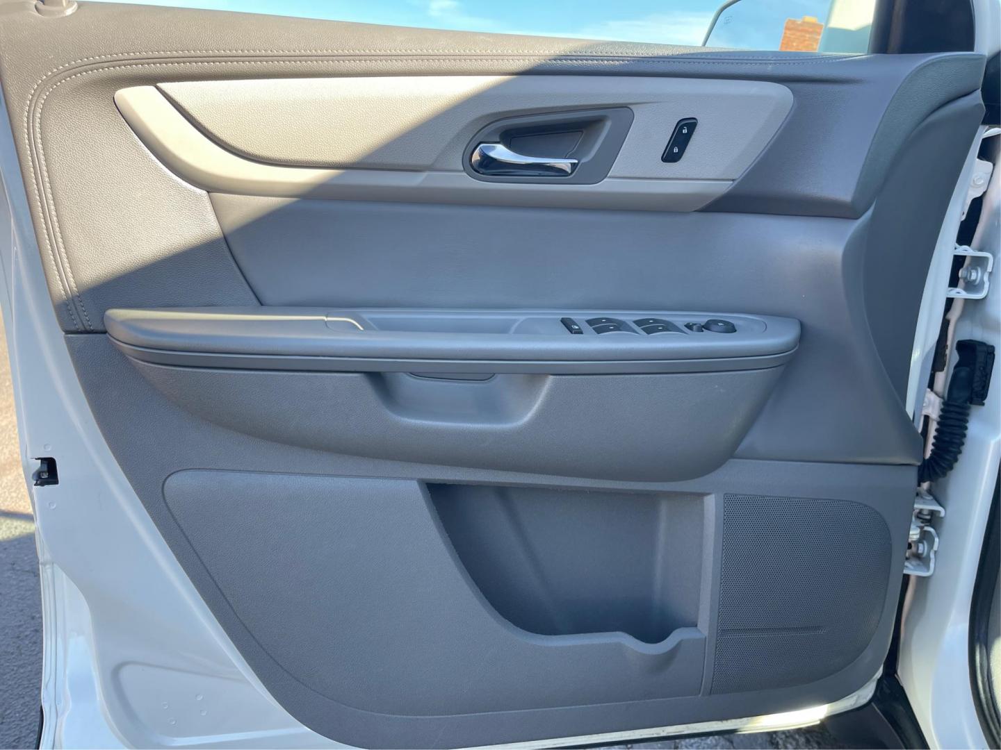 2015 Chevrolet Traverse LT (1GNKVGKD0FJ) with an Other engine, located at 1230 East Main St, Xenia, OH, 45385, (937) 908-9800, 39.688026, -83.910172 - 2015 Chevrolet Traverse LT - Photo#17