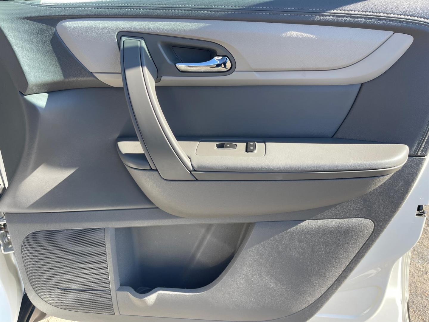 2015 Chevrolet Traverse LT (1GNKVGKD0FJ) with an Other engine, located at 1230 East Main St, Xenia, OH, 45385, (937) 908-9800, 39.688026, -83.910172 - 2015 Chevrolet Traverse LT - Photo#18