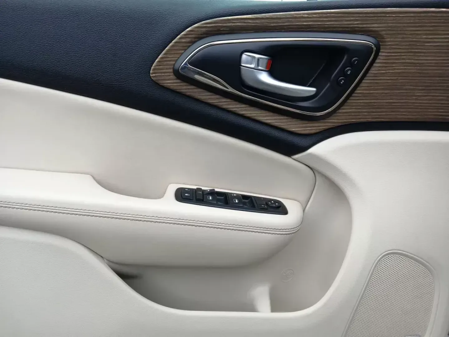 2015 Chrysler 200 C AWD (1C3CCCEG3FN) with an 3.6L V6 DOHC 24V FFV engine, 9-Speed Automatic transmission, located at 1184 Kauffman Ave, Fairborn, OH, 45324, (937) 908-9800, 39.807072, -84.030914 - 2015 Chrysler 200 C AWD - Photo#18