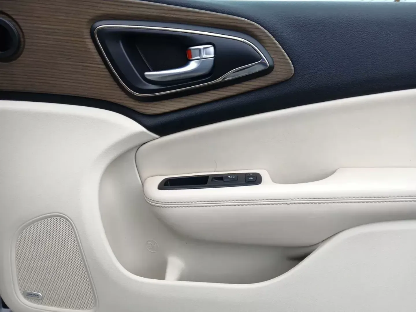 2015 Chrysler 200 C AWD (1C3CCCEG3FN) with an 3.6L V6 DOHC 24V FFV engine, 9-Speed Automatic transmission, located at 1184 Kauffman Ave, Fairborn, OH, 45324, (937) 908-9800, 39.807072, -84.030914 - 2015 Chrysler 200 C AWD - Photo#19