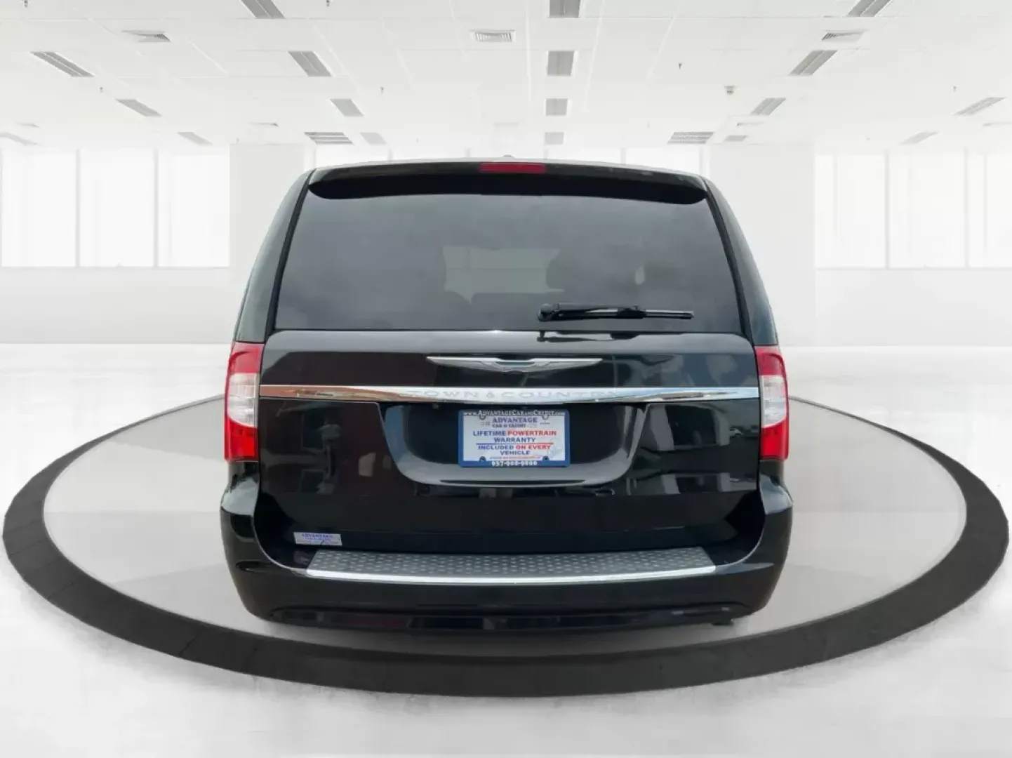 2015 Chrysler Town and Country Touring (2C4RC1BG2FR) with an 3.6L V-6 DOHC engine, located at 4508 South Dixie Dr, Moraine, OH, 45439, (937) 908-9800, 39.689976, -84.218452 - 2015 Chrysler Town and Country Touring - Photo#2