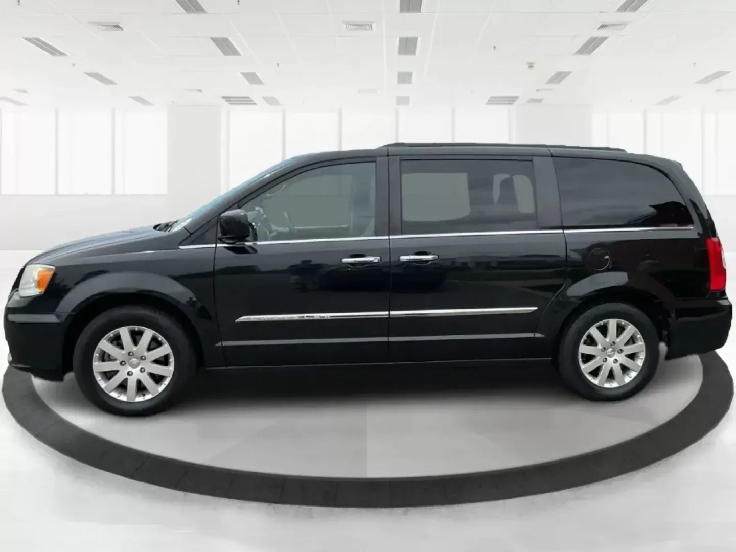 2015 Chrysler Town and Country Touring (2C4RC1BG2FR) with an 3.6L V-6 DOHC engine, located at 4508 South Dixie Dr, Moraine, OH, 45439, (937) 908-9800, 39.689976, -84.218452 - 2015 Chrysler Town and Country Touring - Photo#5