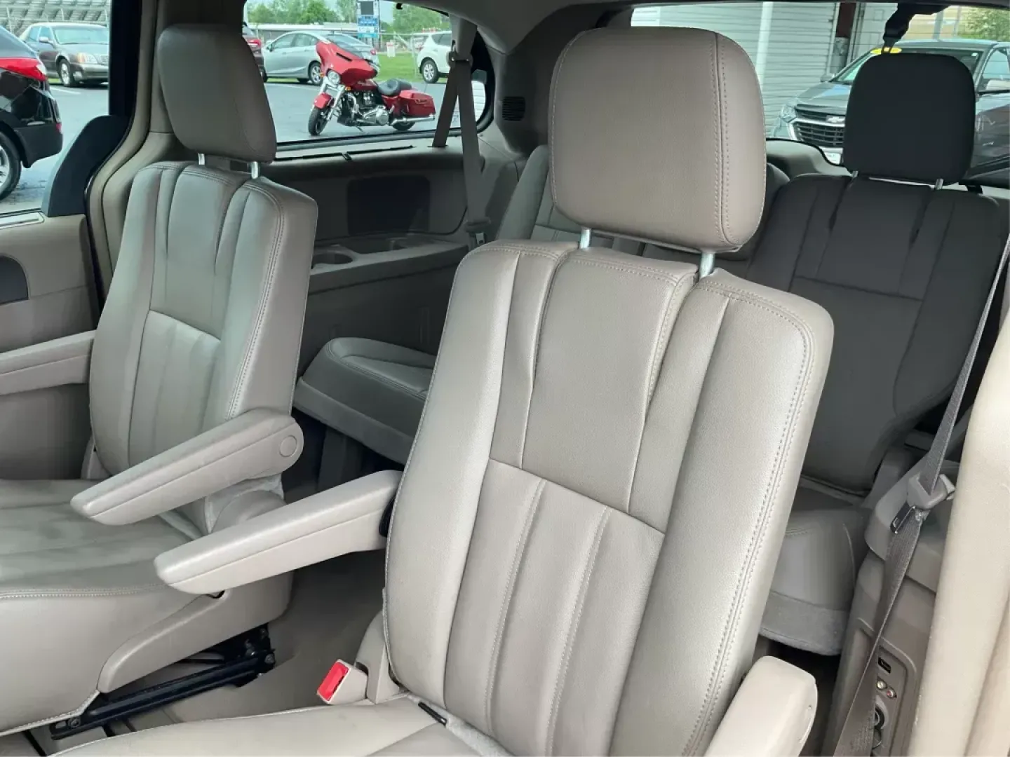2015 Chrysler Town and Country Touring (2C4RC1BG2FR) with an 3.6L V-6 DOHC engine, located at 4508 South Dixie Dr, Moraine, OH, 45439, (937) 908-9800, 39.689976, -84.218452 - 2015 Chrysler Town and Country Touring - Photo#9